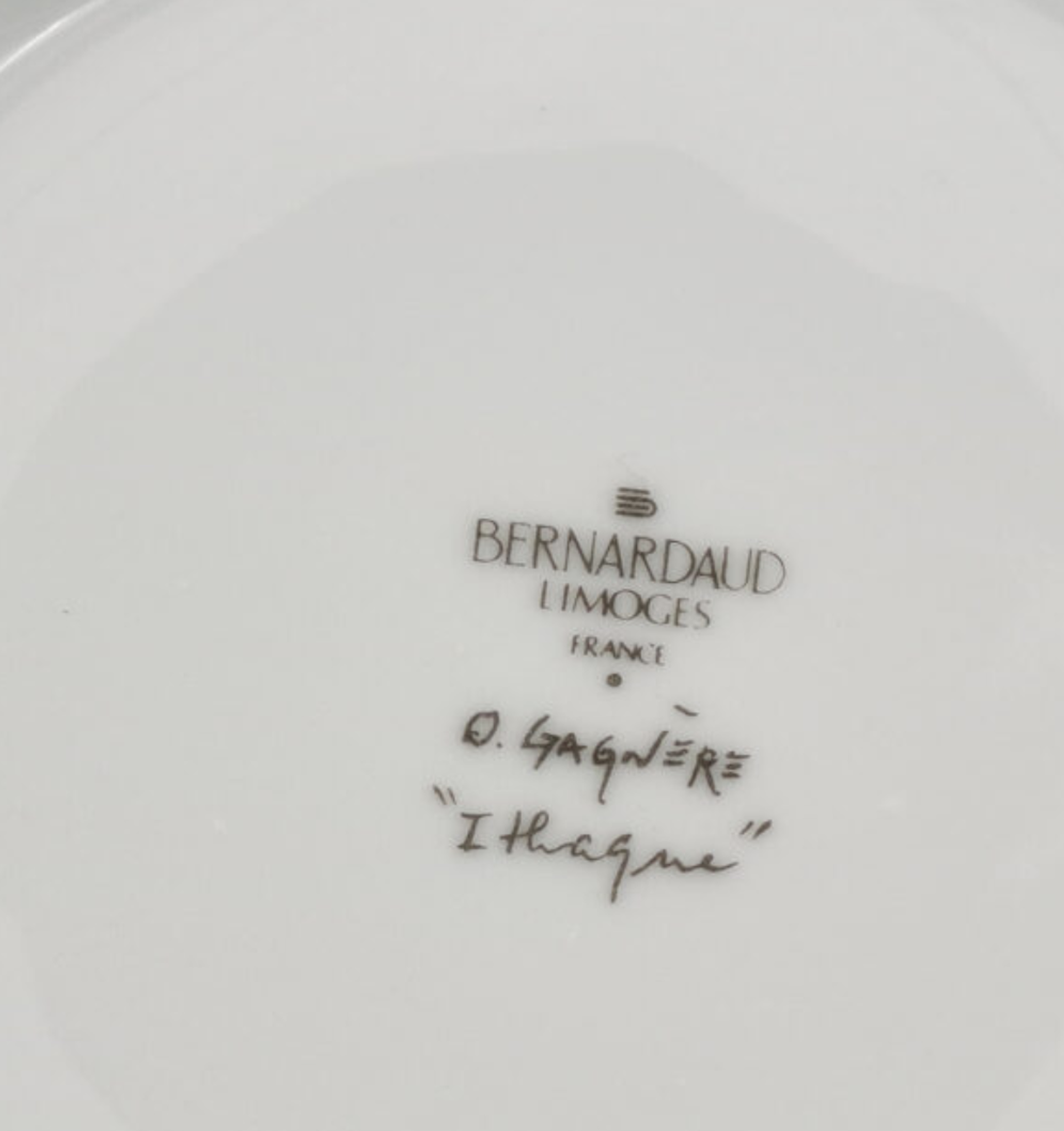 Suite de 6 assiettes à dessert en porcelaine de Limoges