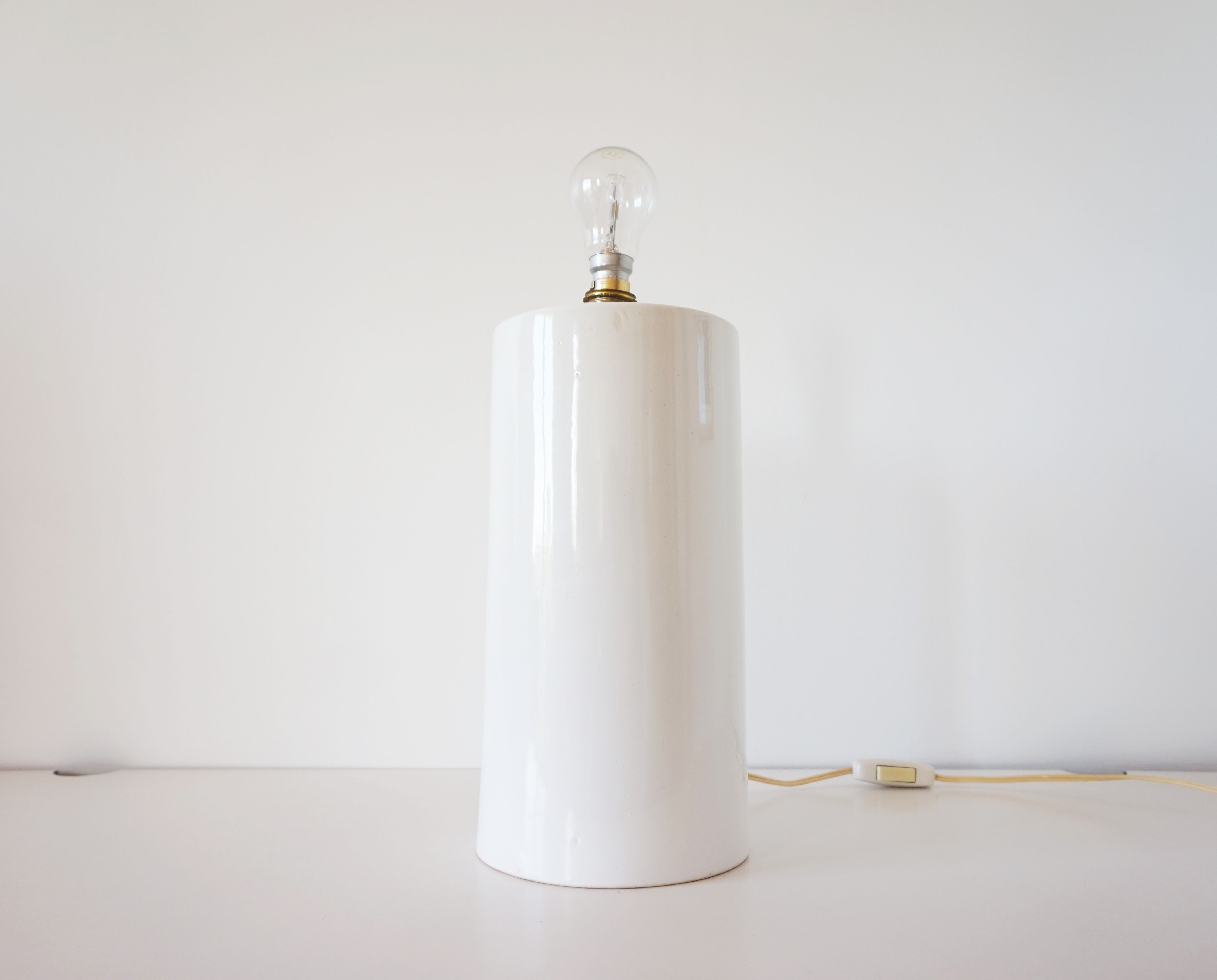 White ceramic lamp stand