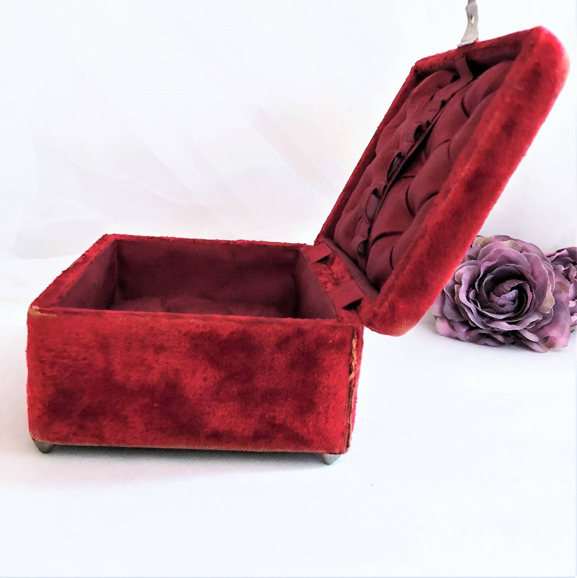 Sewing box padded with red silk, Napoleon III style