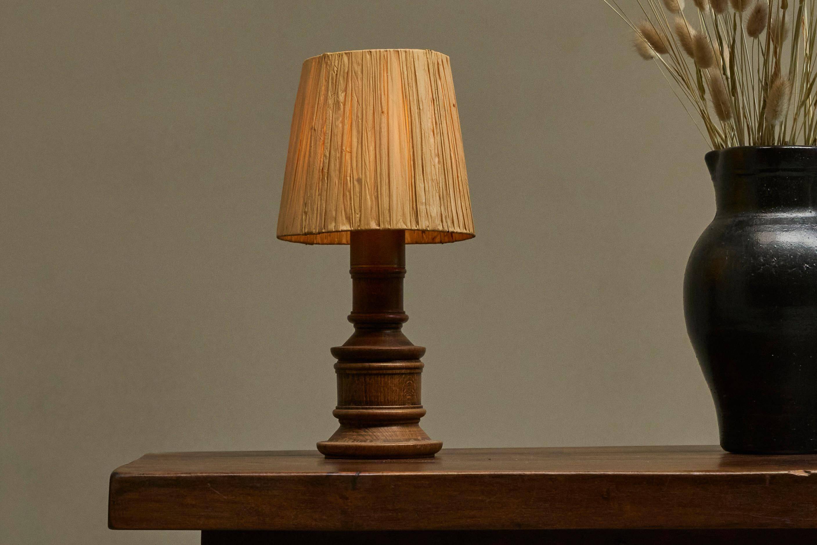 Mid-Century Accent Table Lamp in Solid Oak and Patinated Brass