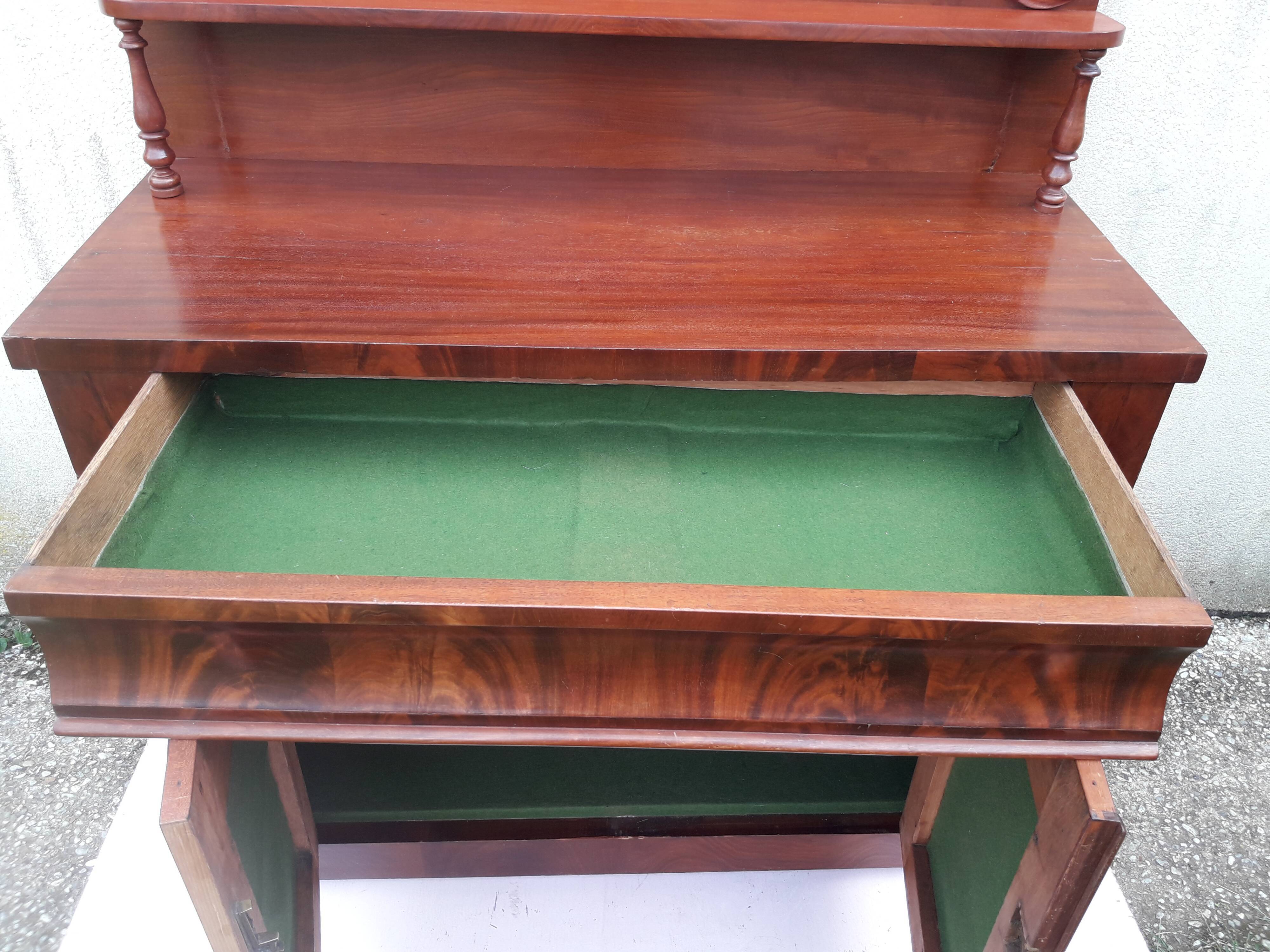 Stepped buffet in flamed mahogany veneer