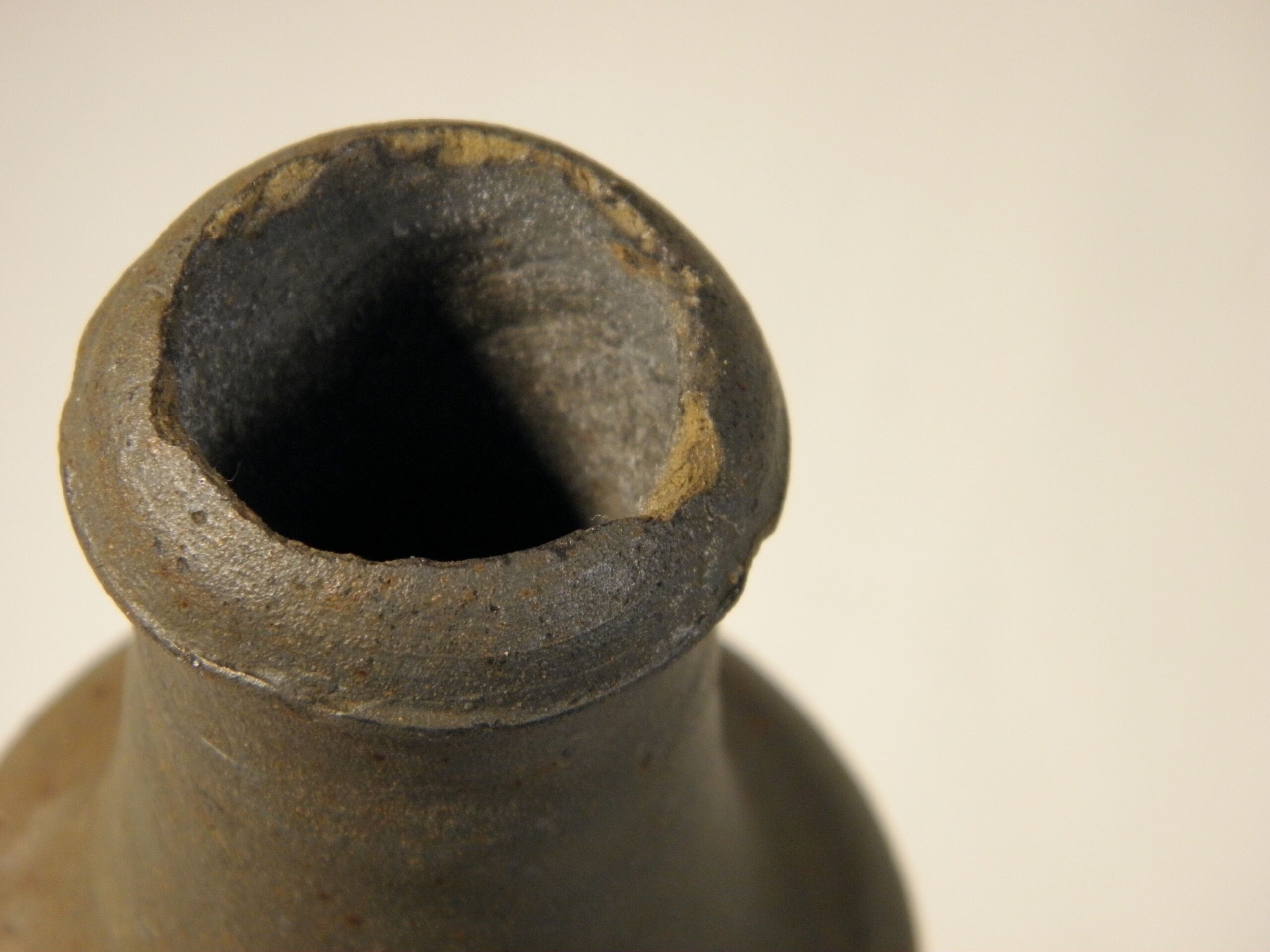 Lot de trois bouteilles en grès