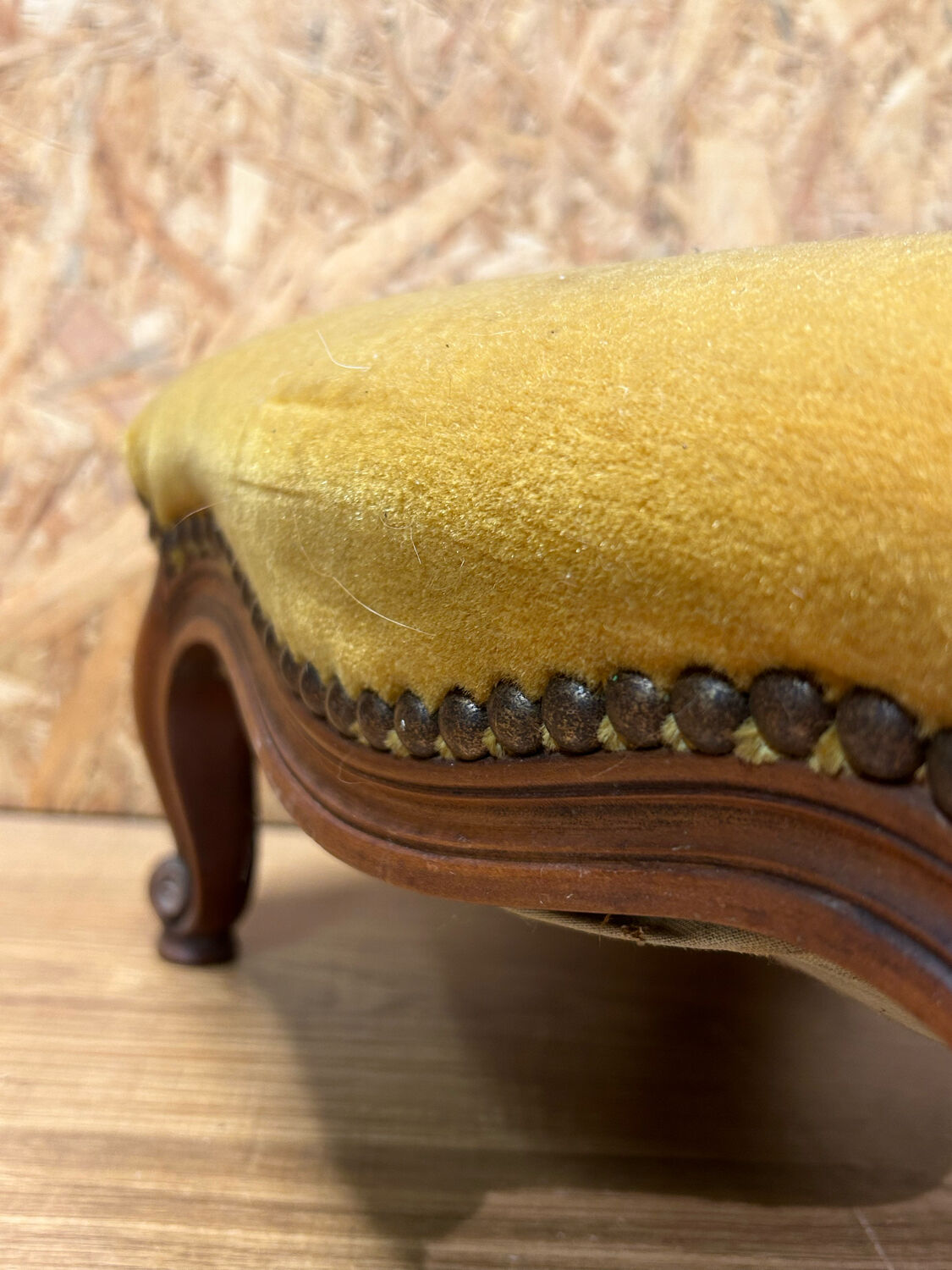 Ancien repose pied bois tissu velours ocre tabouret style Louis XV vintage