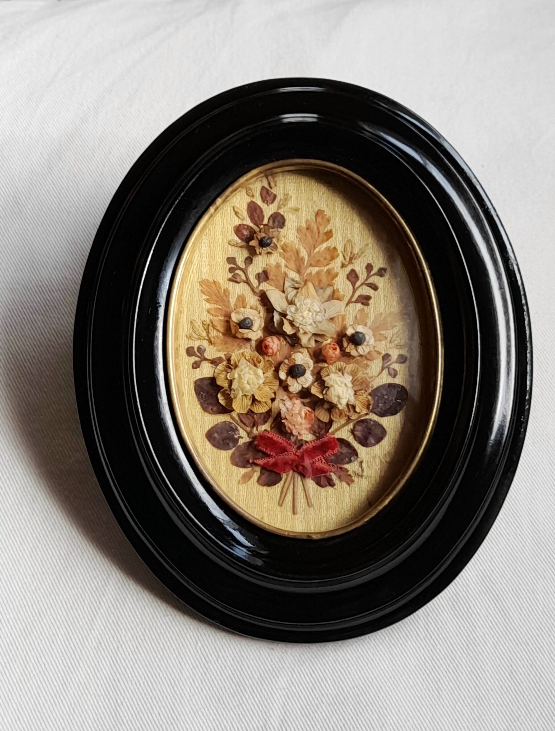 Oval frame dried flower