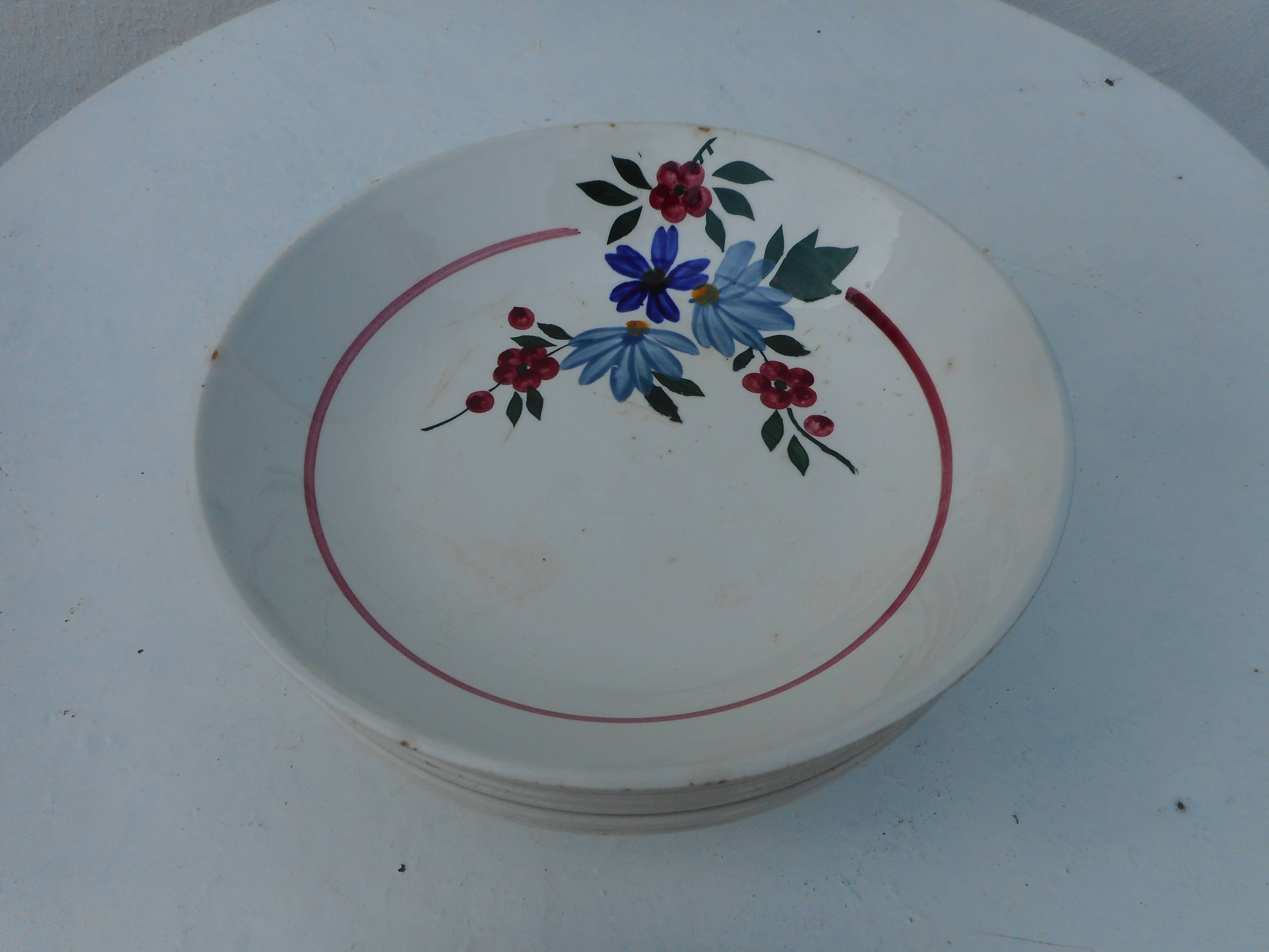 Set of six hollow plates "cap" in earthenware