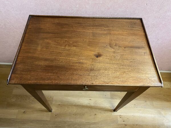 Petite table à écrire en noyer. 1 tiroir, excellent état.