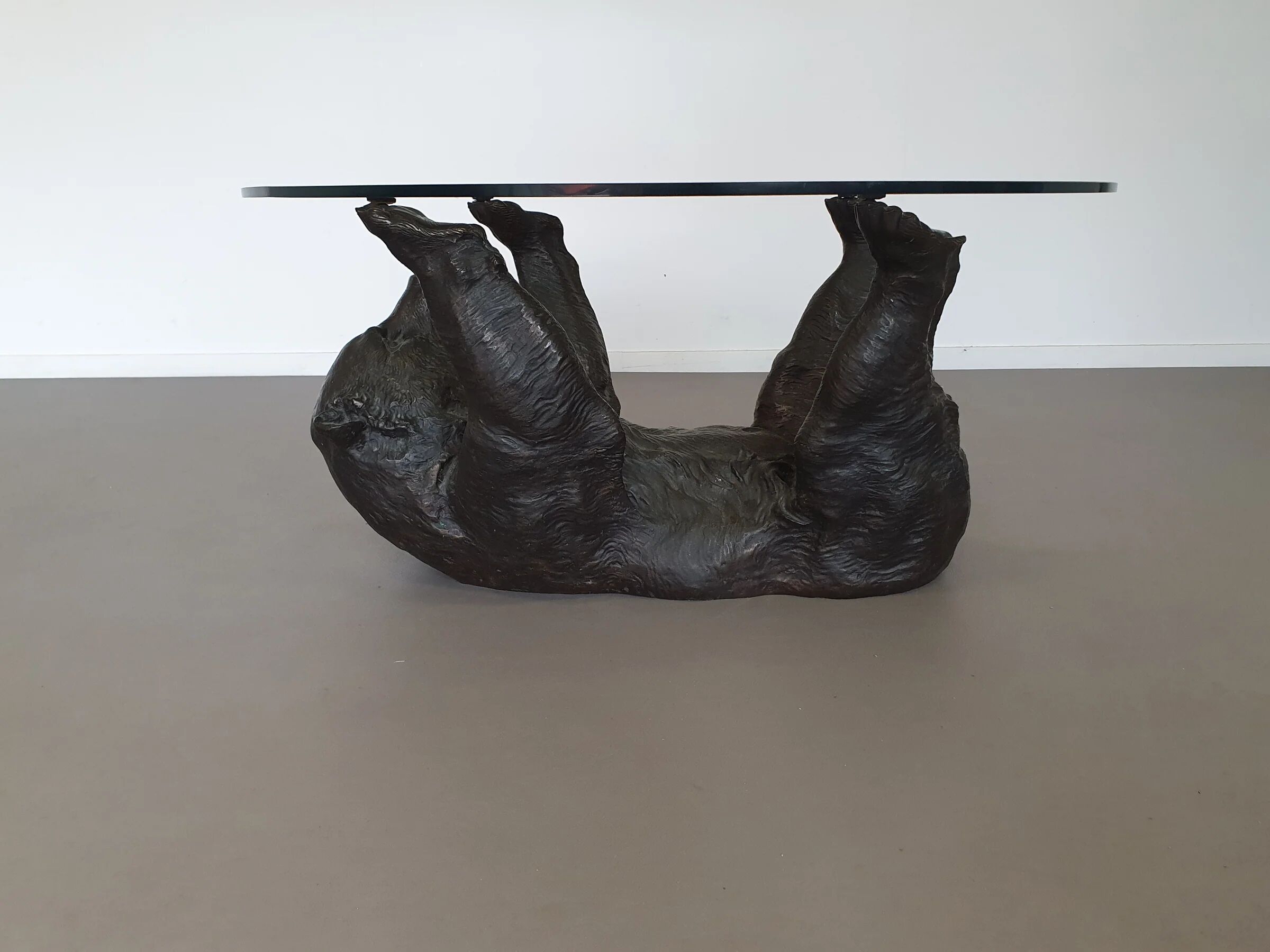 Cadre de table basse en bronze avec un ours finement détaillé.