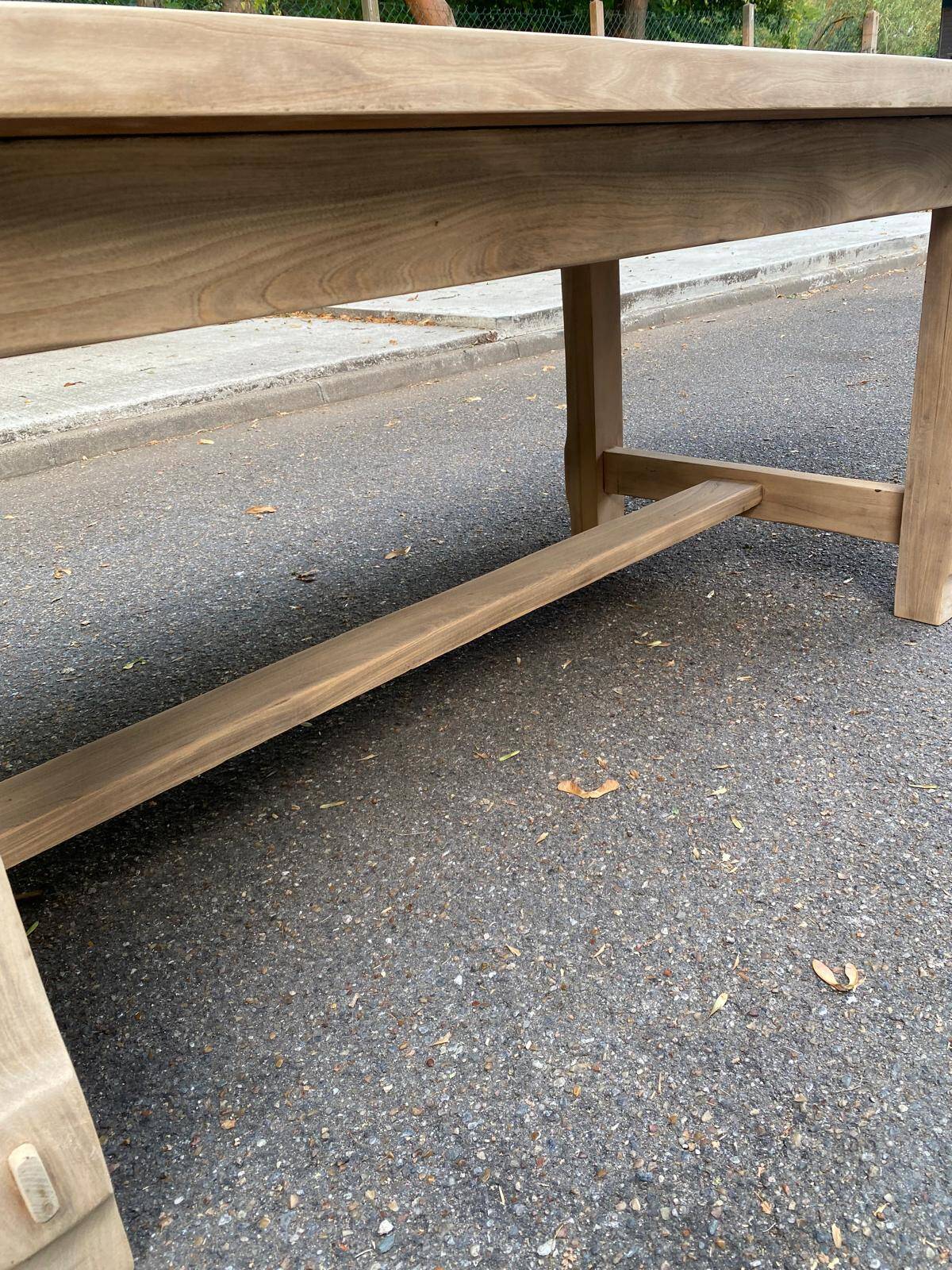 Extensible farmhouse dining table stripped in raw solid oak from the 1970s.