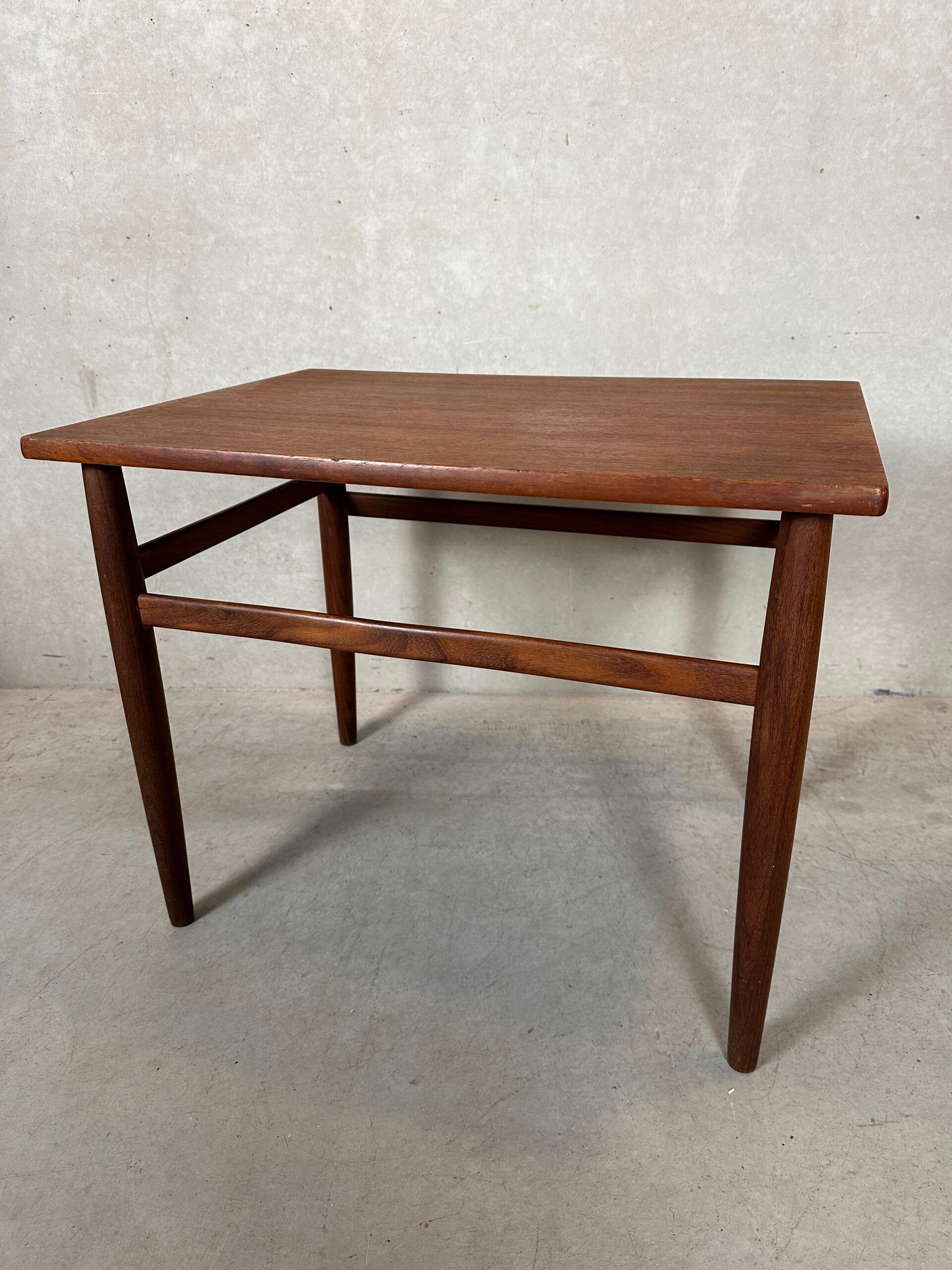Table d'appoint vintage – Teck – O.M.F.