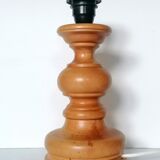Turned wood lamp with free lampshade