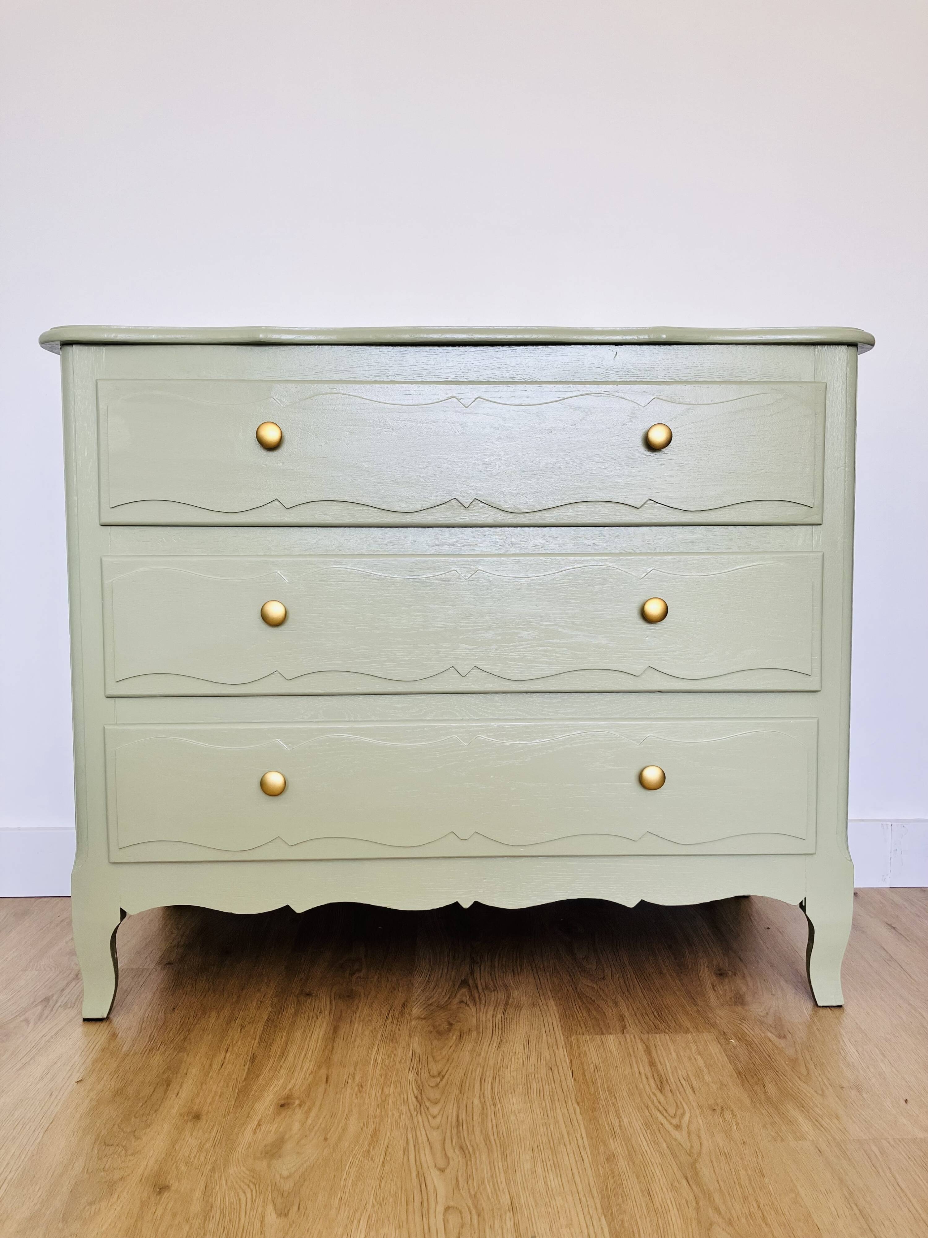 Antique chest of drawers