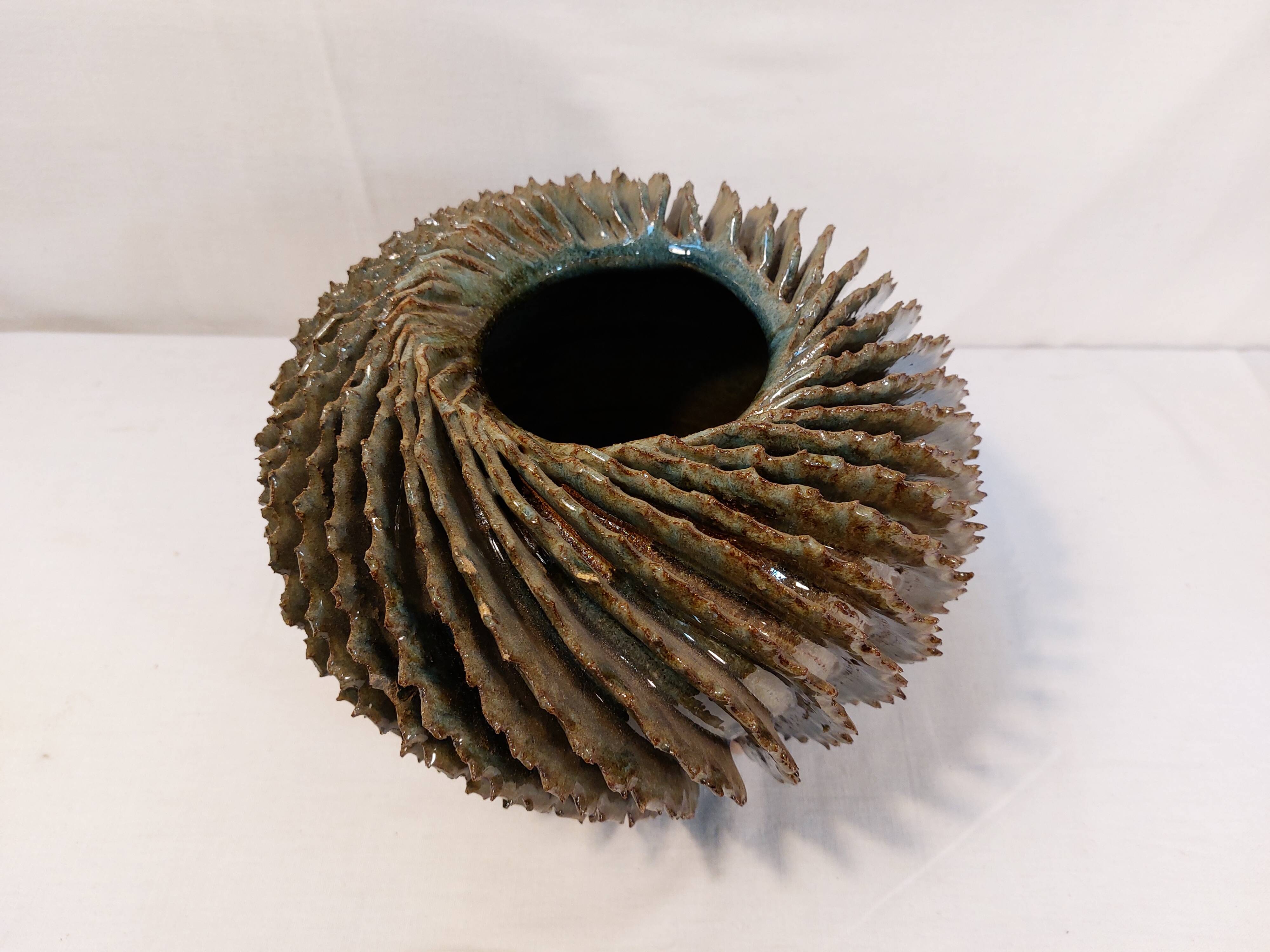 vase boule à ailettes torsadées
