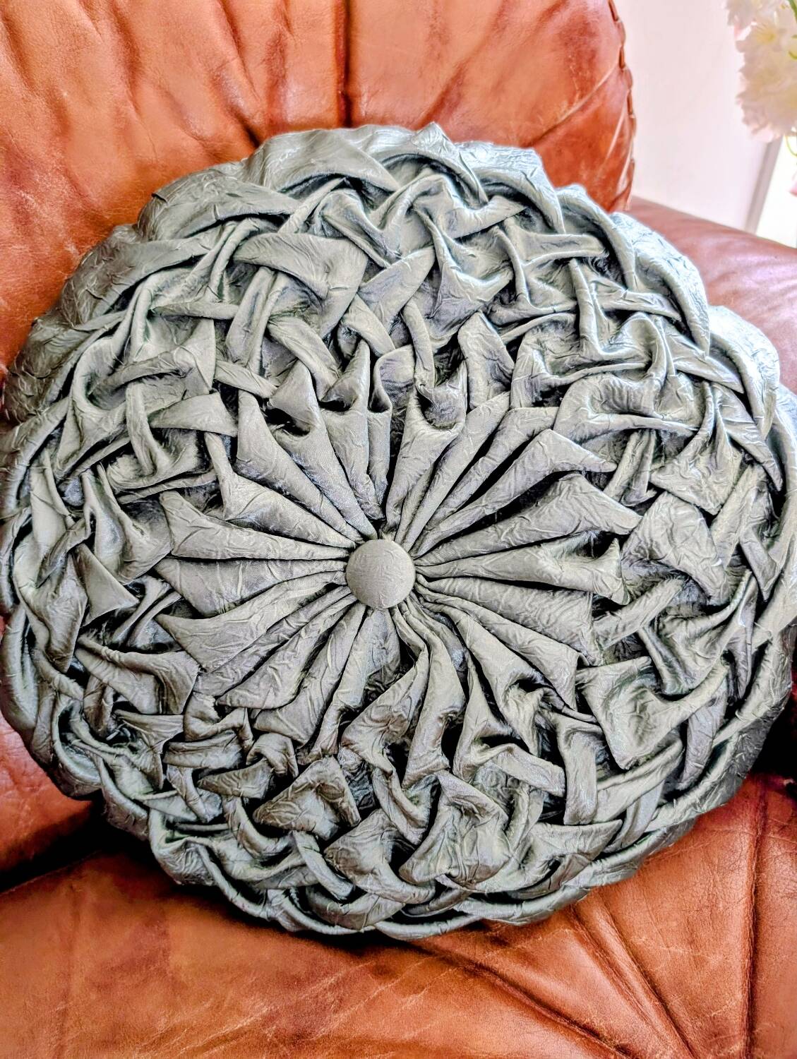 Coussin rond plissé satin année 60