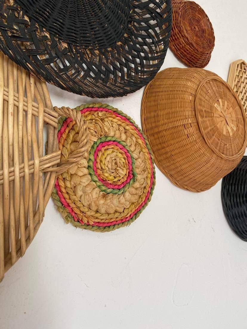 Composition murale de corbeilles et plateaux en osier.