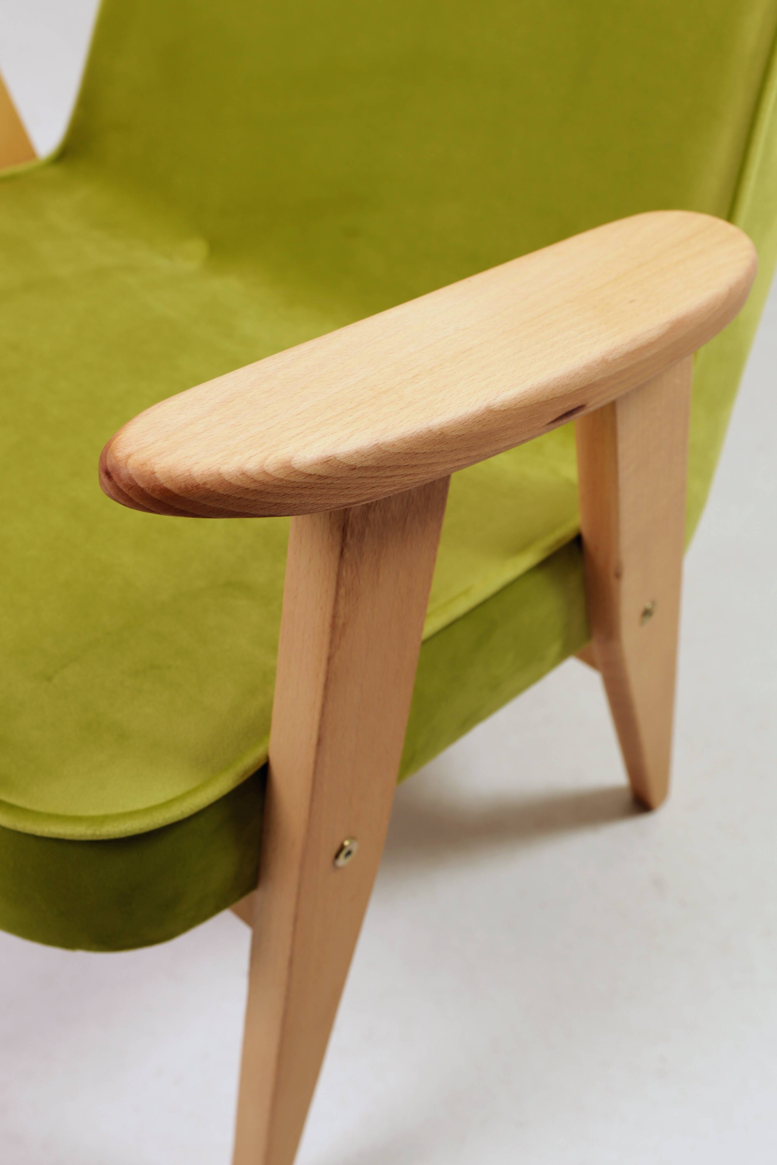 Fauteuil vintage en velours vert poire, bois naturel huilé.