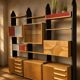 Meuble mural modulaire tchécoslovaque vintage avec armoires en placage et supports en bois noir, années 1960–1970