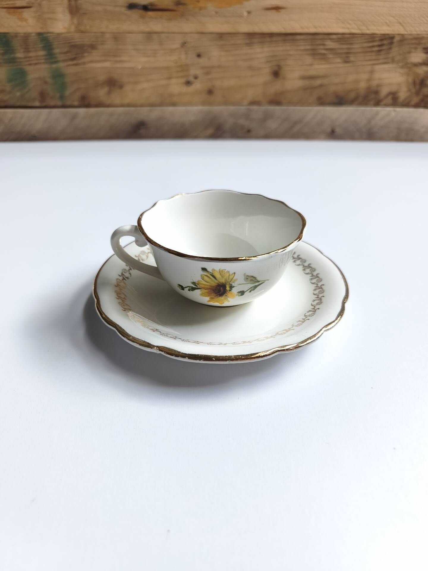 Set of 8 vintage cups with saucers Gien daisies.