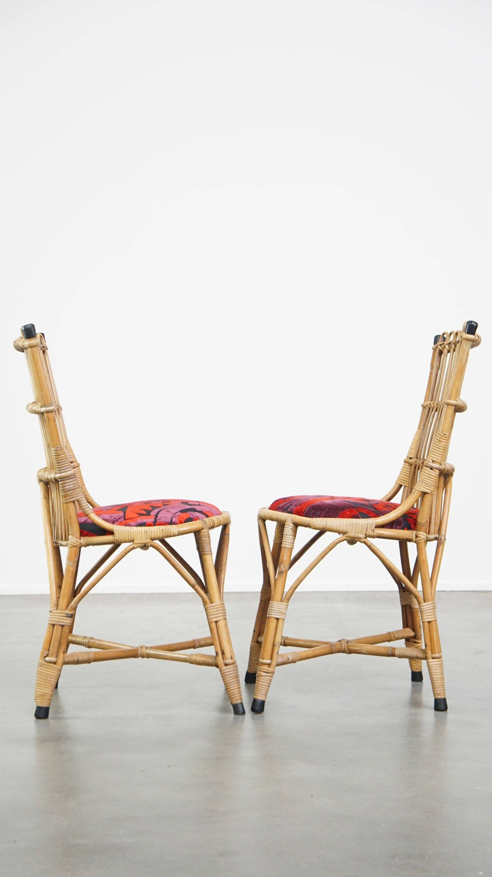 Set of 4 subtle and charming vintage 60s rattan boho chairs with colorful upholstered seats