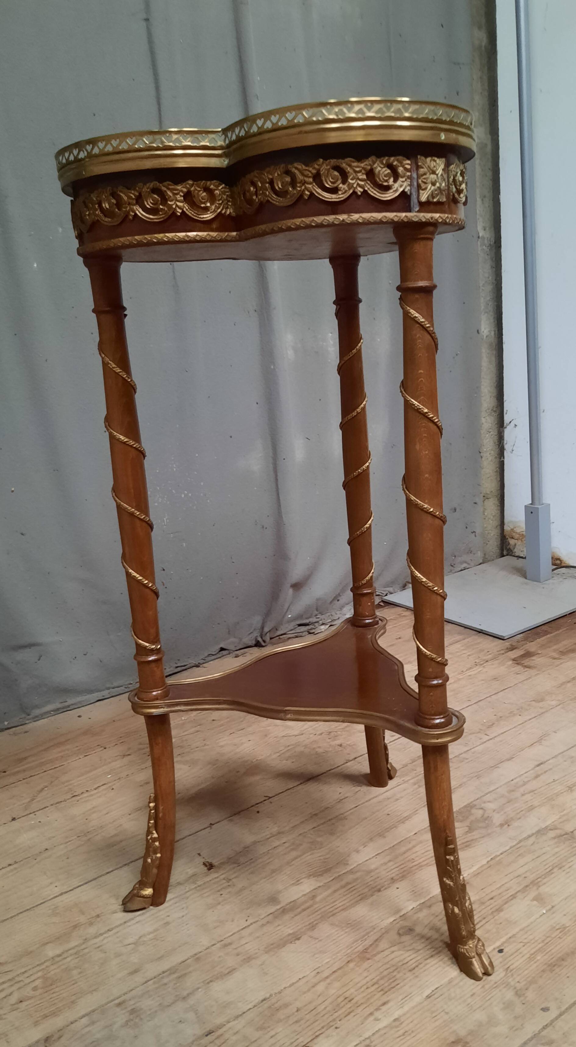 Trilobee marquetry table