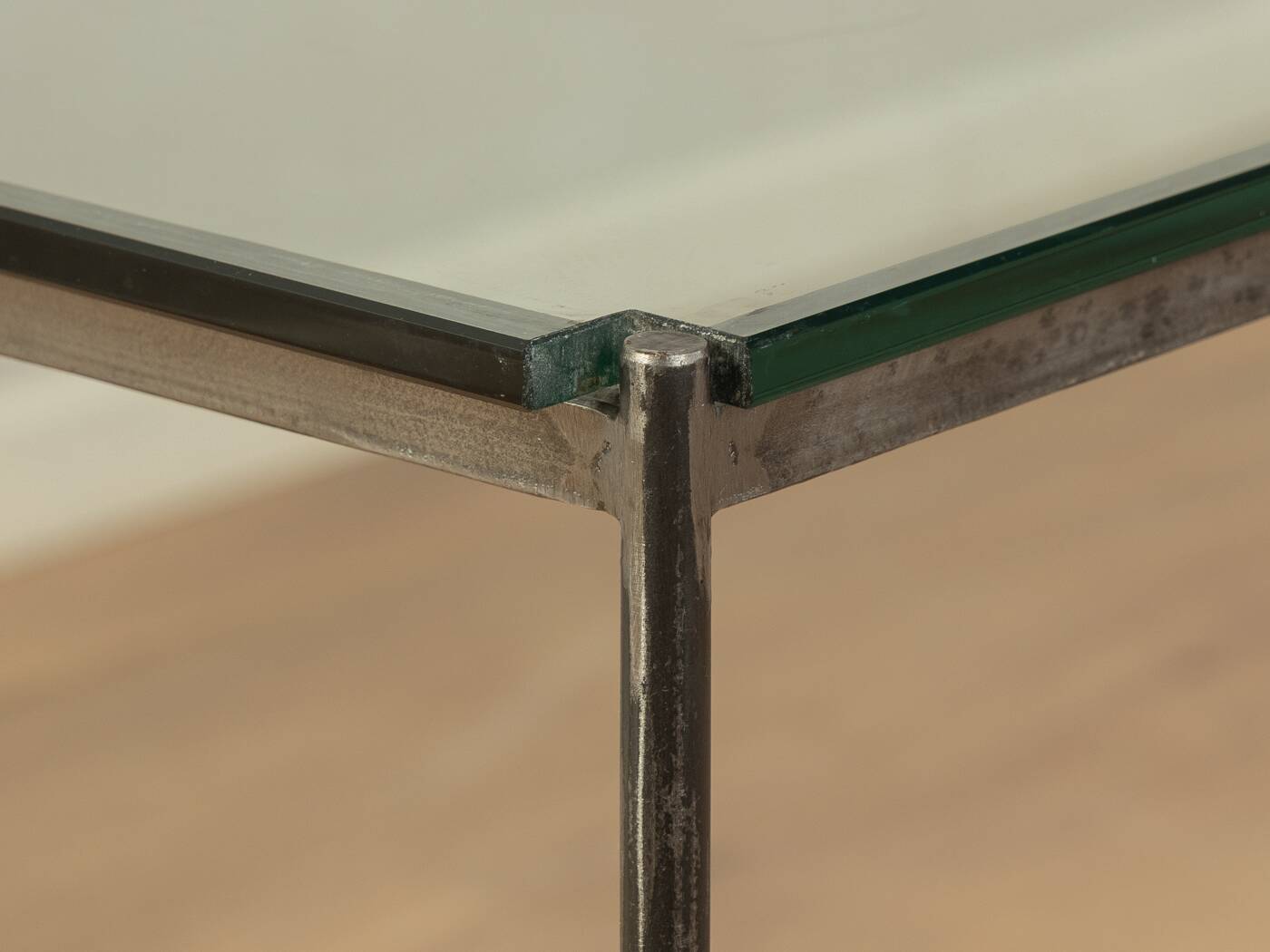 Ensemble de tables des années 1980