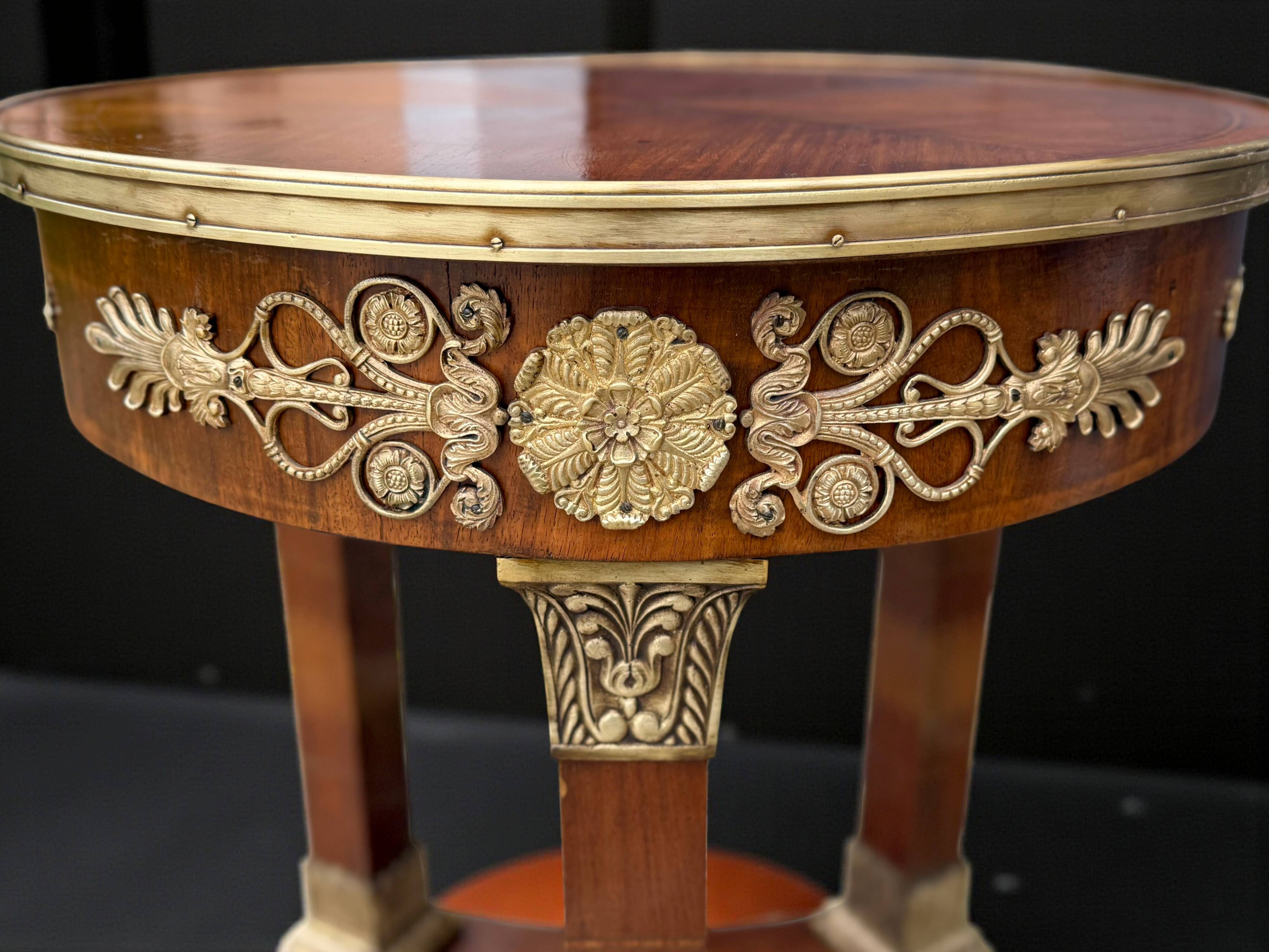 Circular gueridon empire of the 19th century in marquetry ornamented with gilt bronze