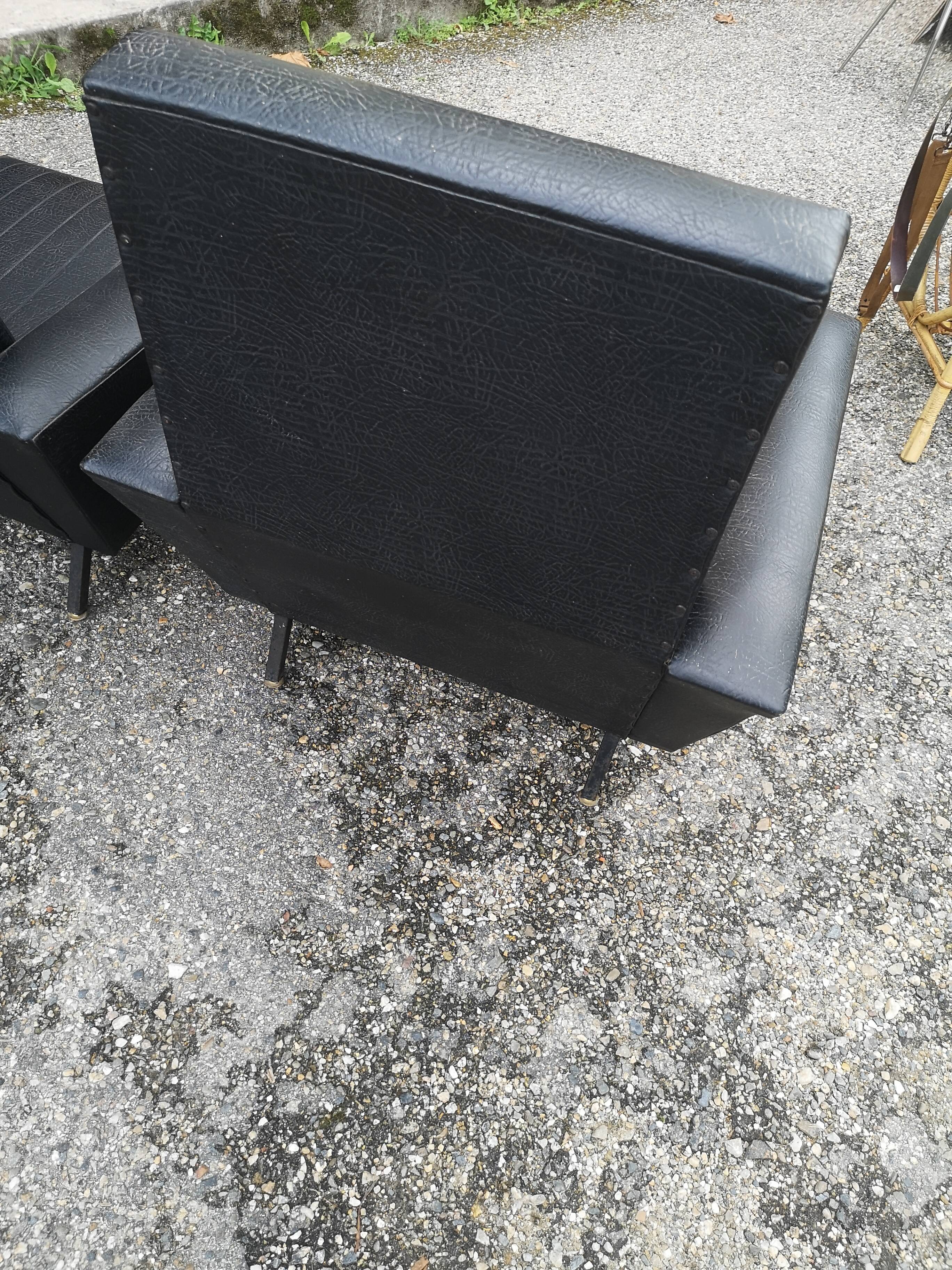 Paire de fauteuils skaï années 60