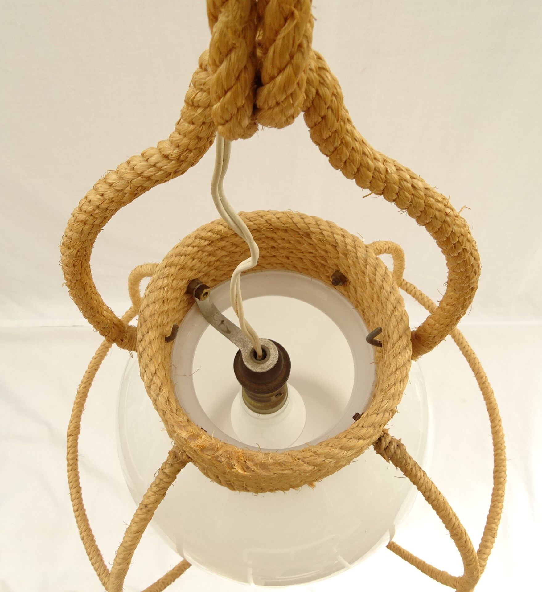 Suspension globe en opaline blanche  et corde tressé