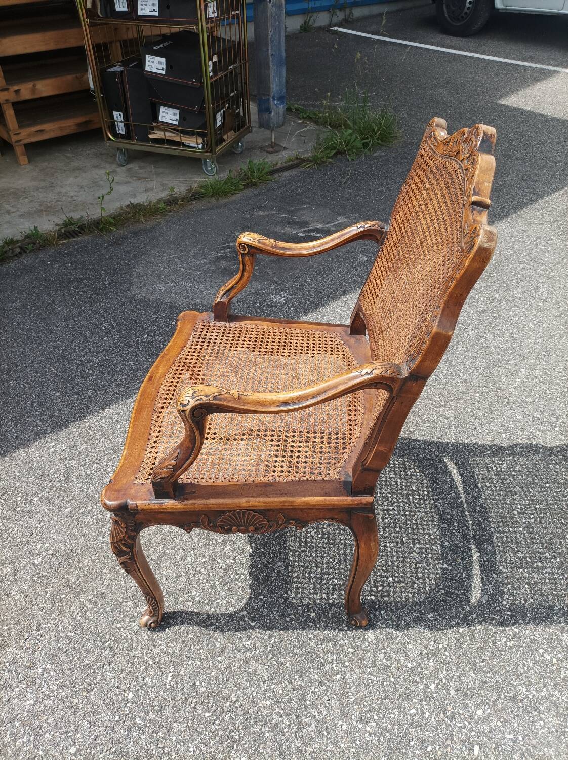 Fauteuil canné sculpté style Régence