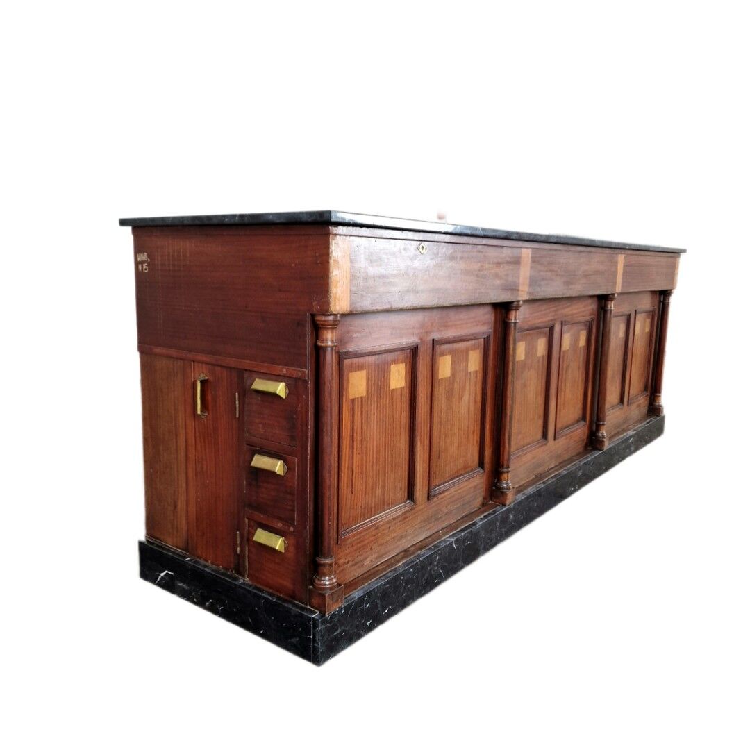 Grand comptoir de pharmacie Art Déco en acajou et marbre, 1909