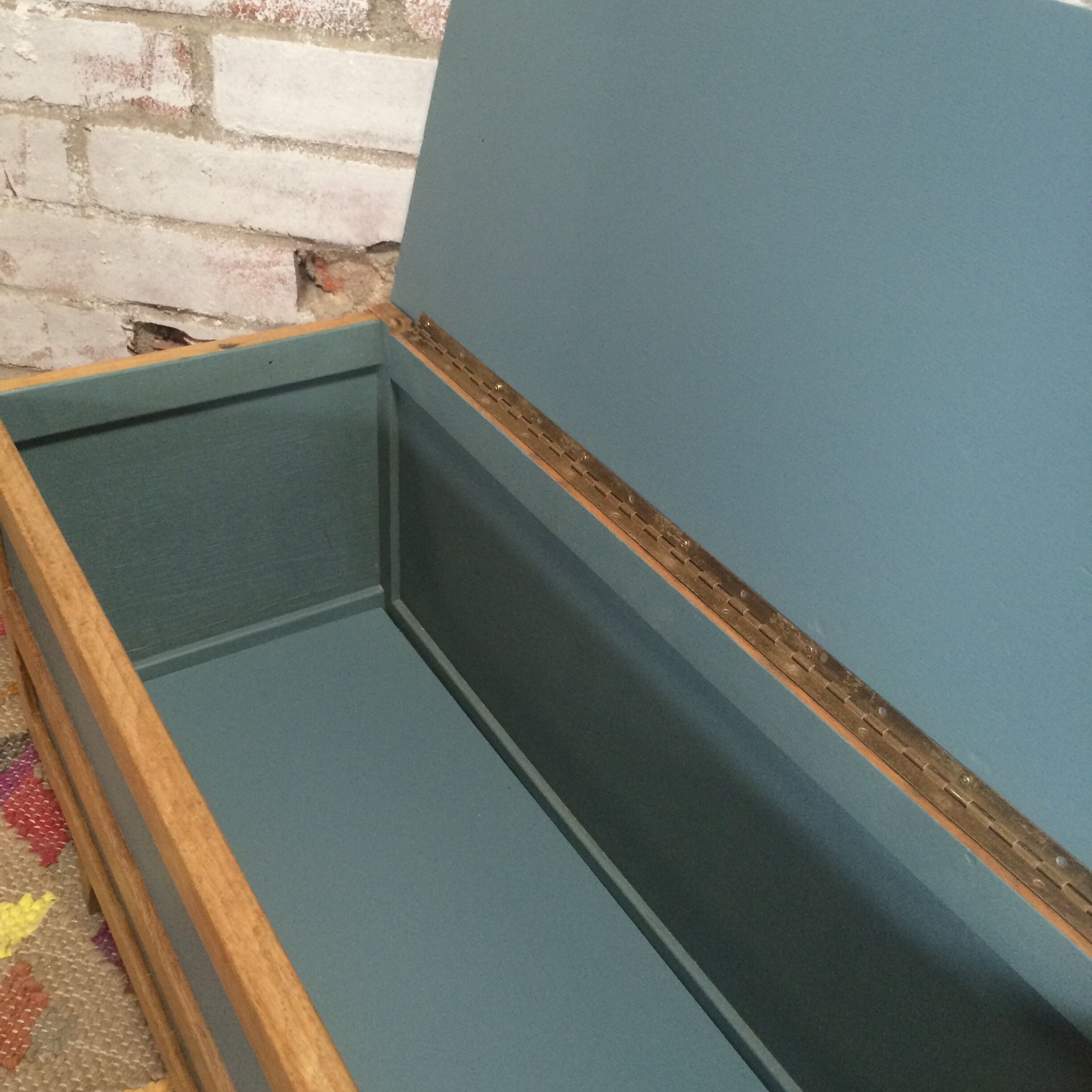 Compass legs storage trunk
