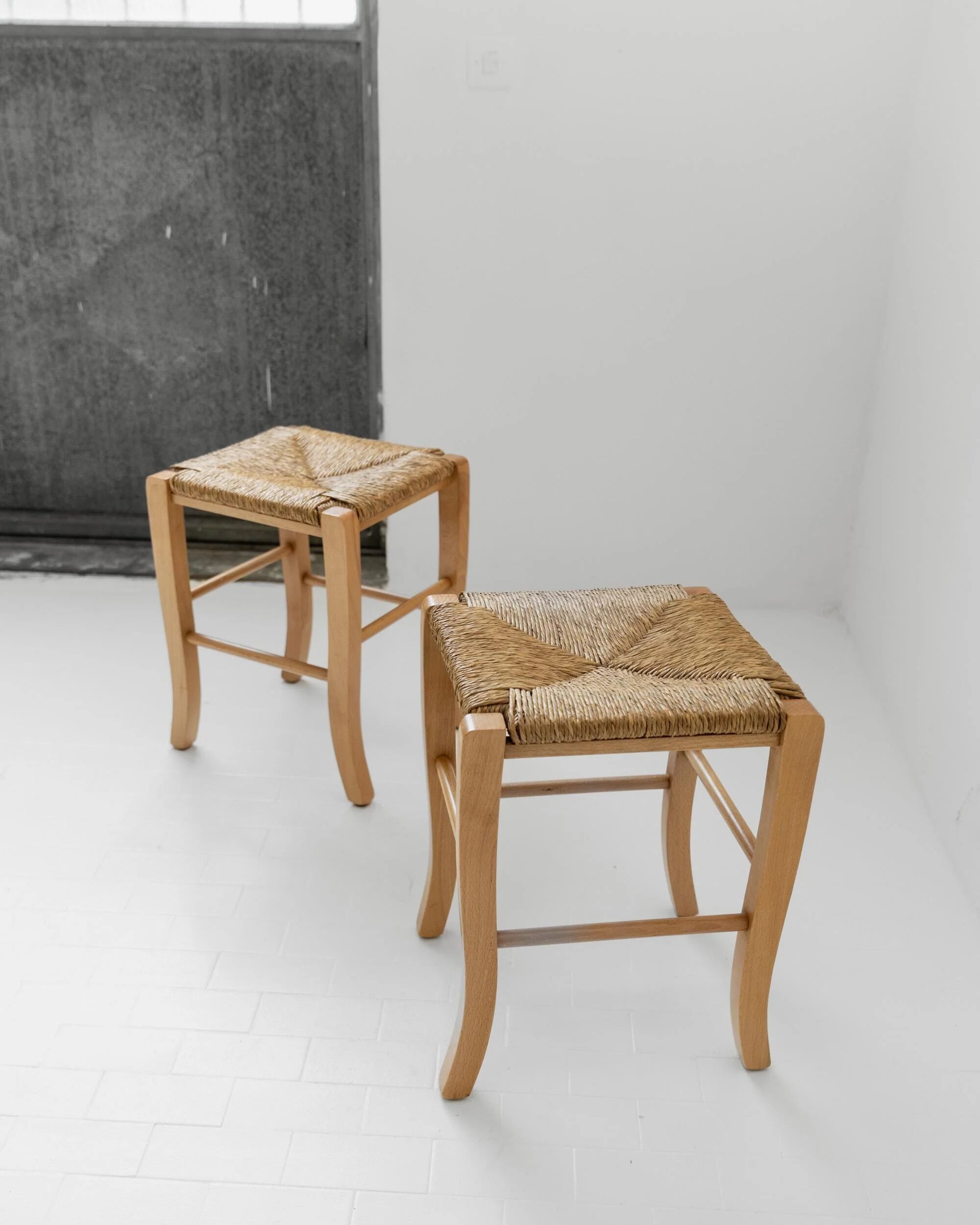 Lot of 2 vintage wooden stools from the 1980s, with hand-woven straw seats.