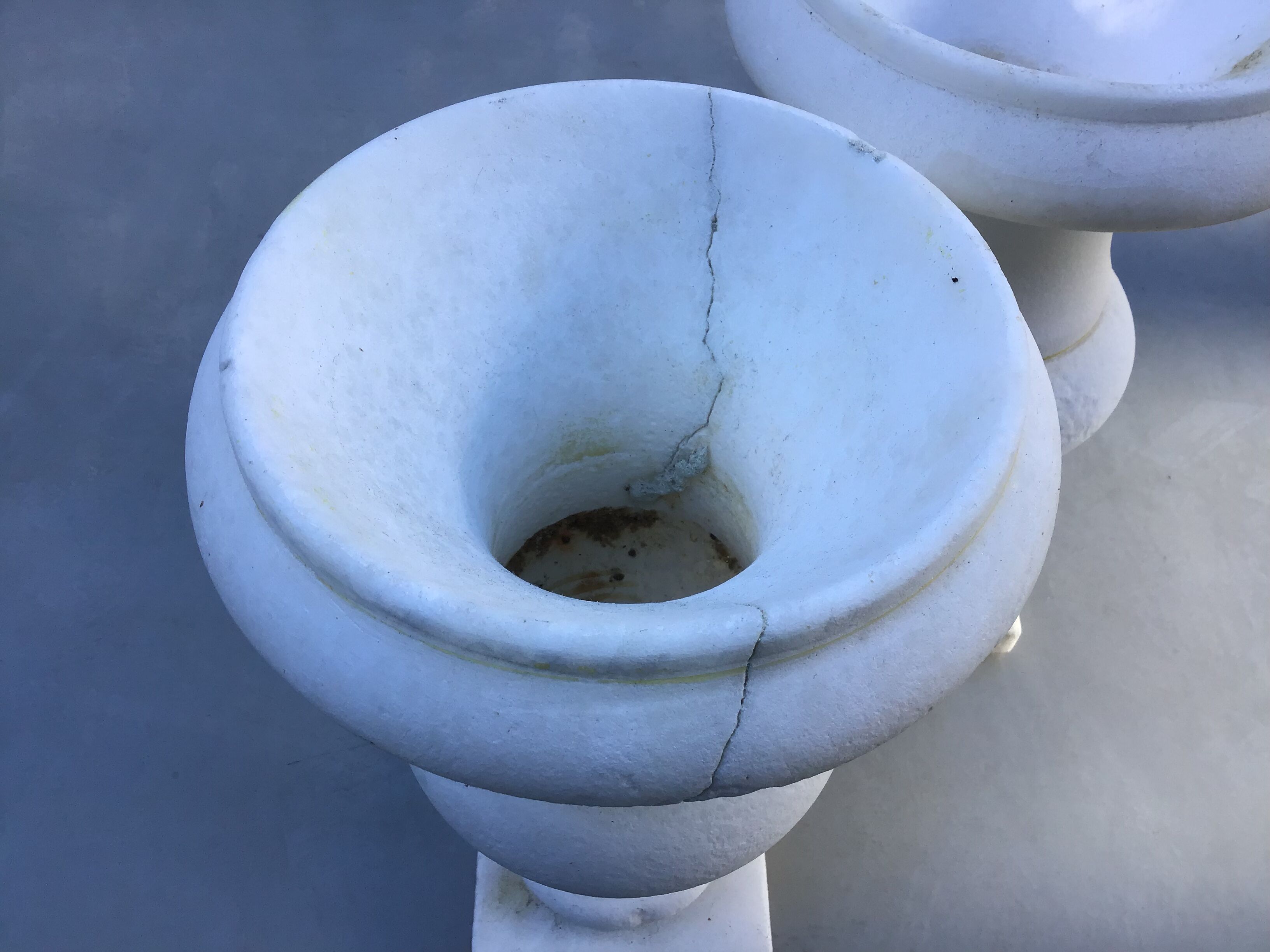 Medici-shaped alabaster lamp legs