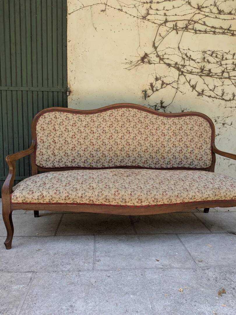 Moulded wooden bench with floral upholstery – Old-fashioned charm