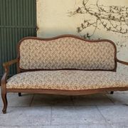 Moulded wooden bench with floral upholstery – Old-fashioned charm