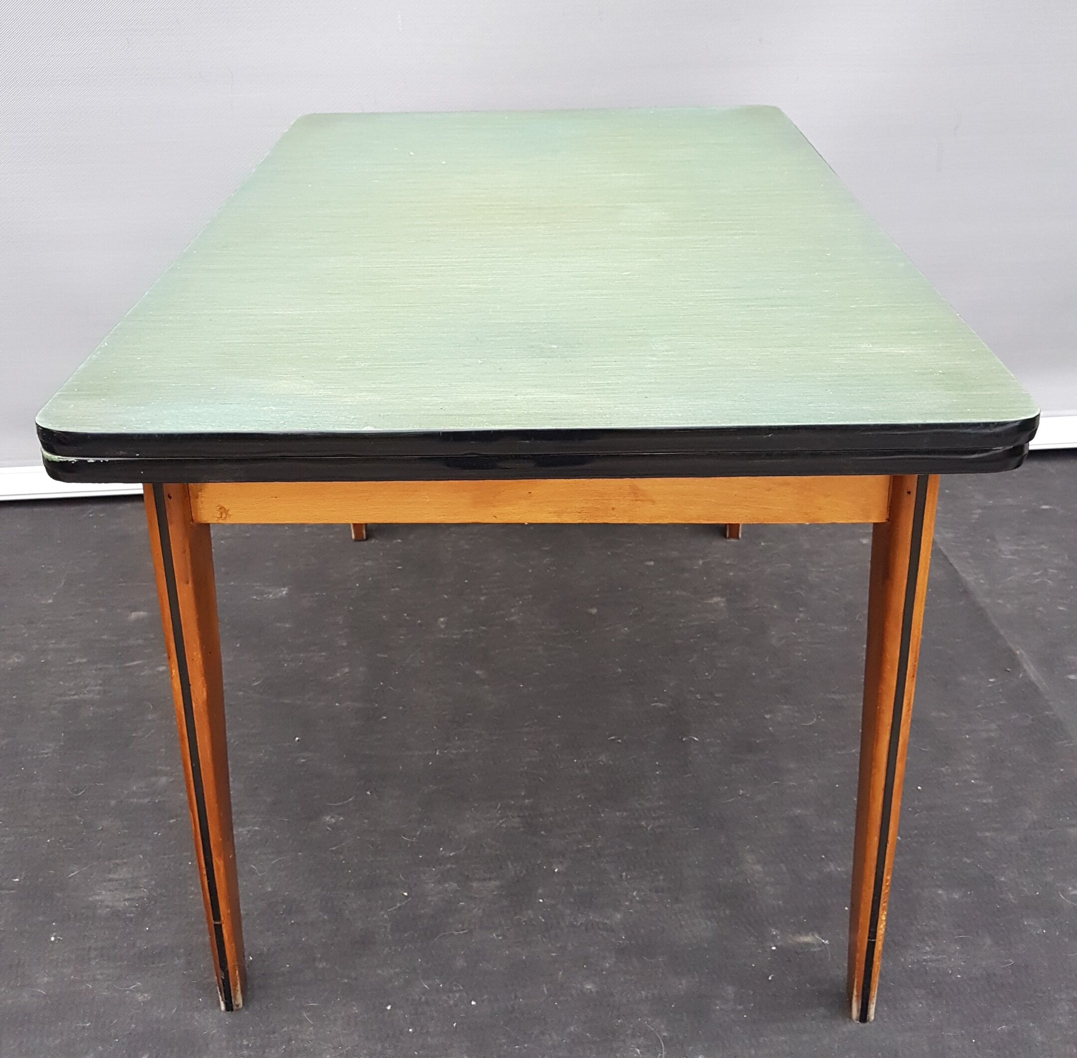 Chinagreen wood and vinyl expandable table
