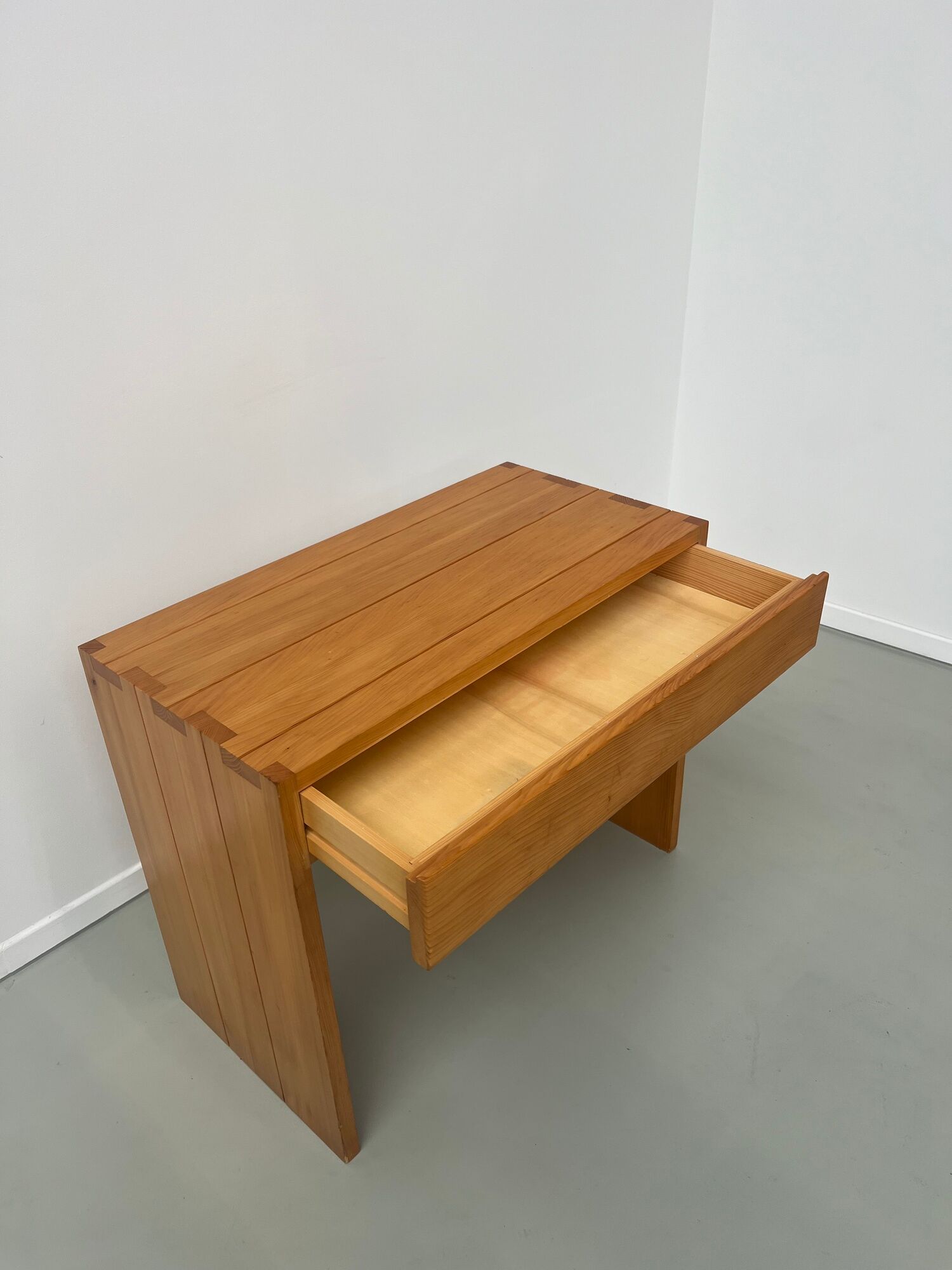 Bureau de Roland Haeusler pour Maison Regain, en pin Circa 1970
