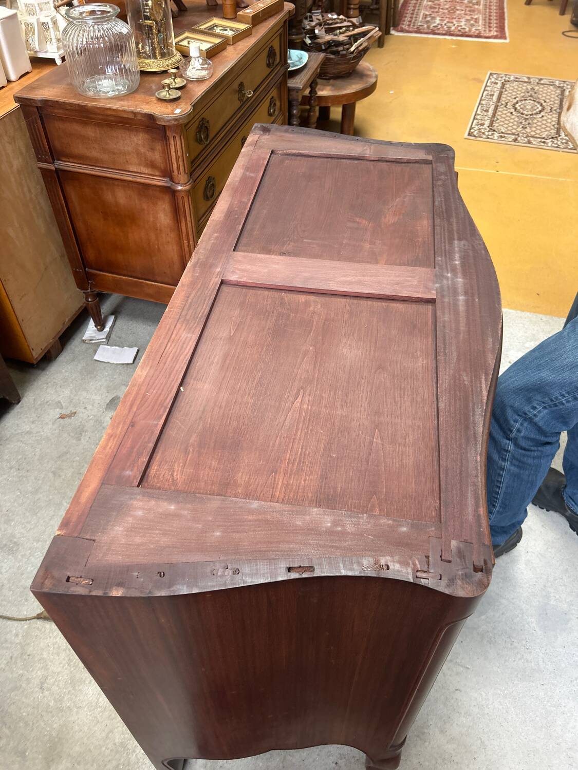 Curved chest of drawers