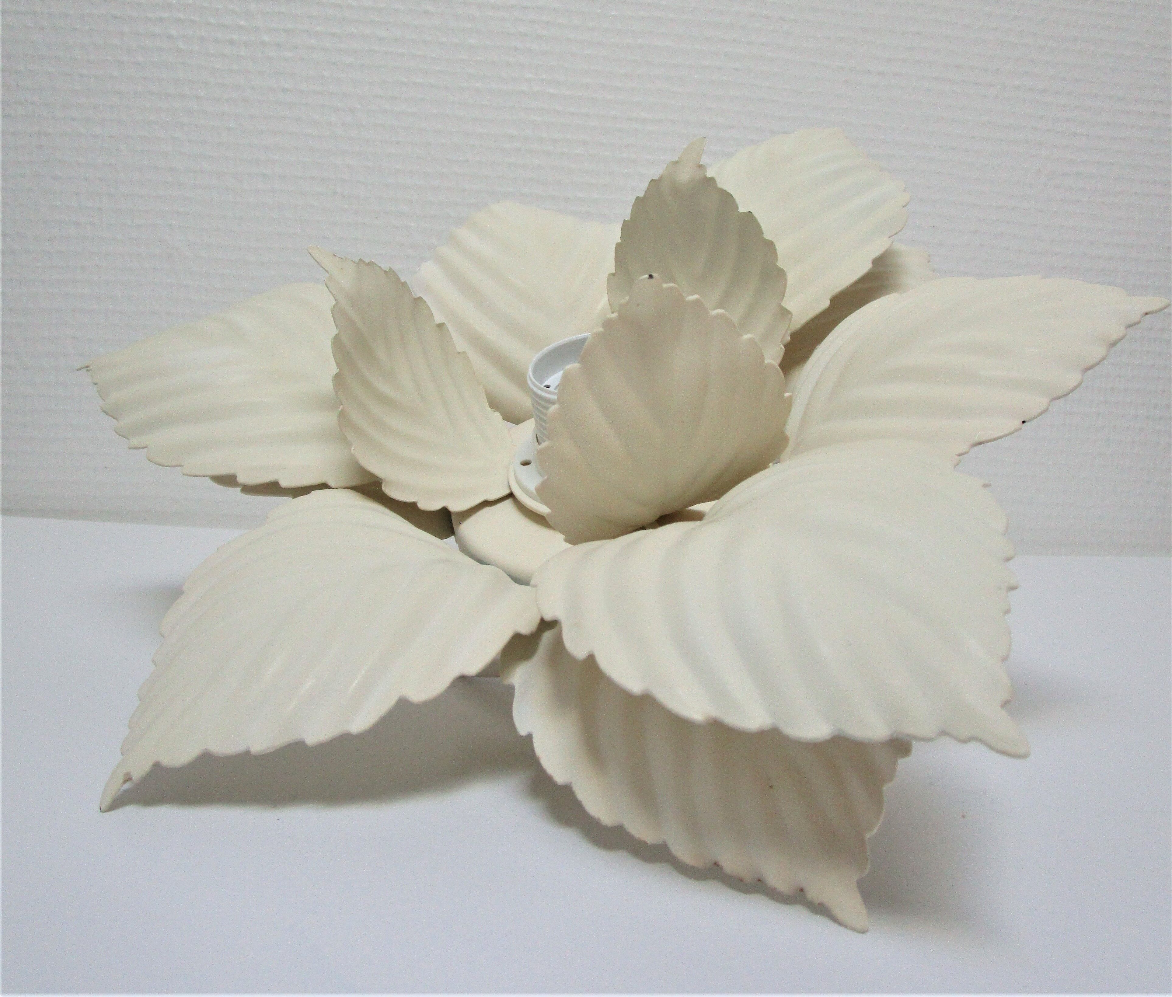 Masca flower sconce in metal white vintage cream