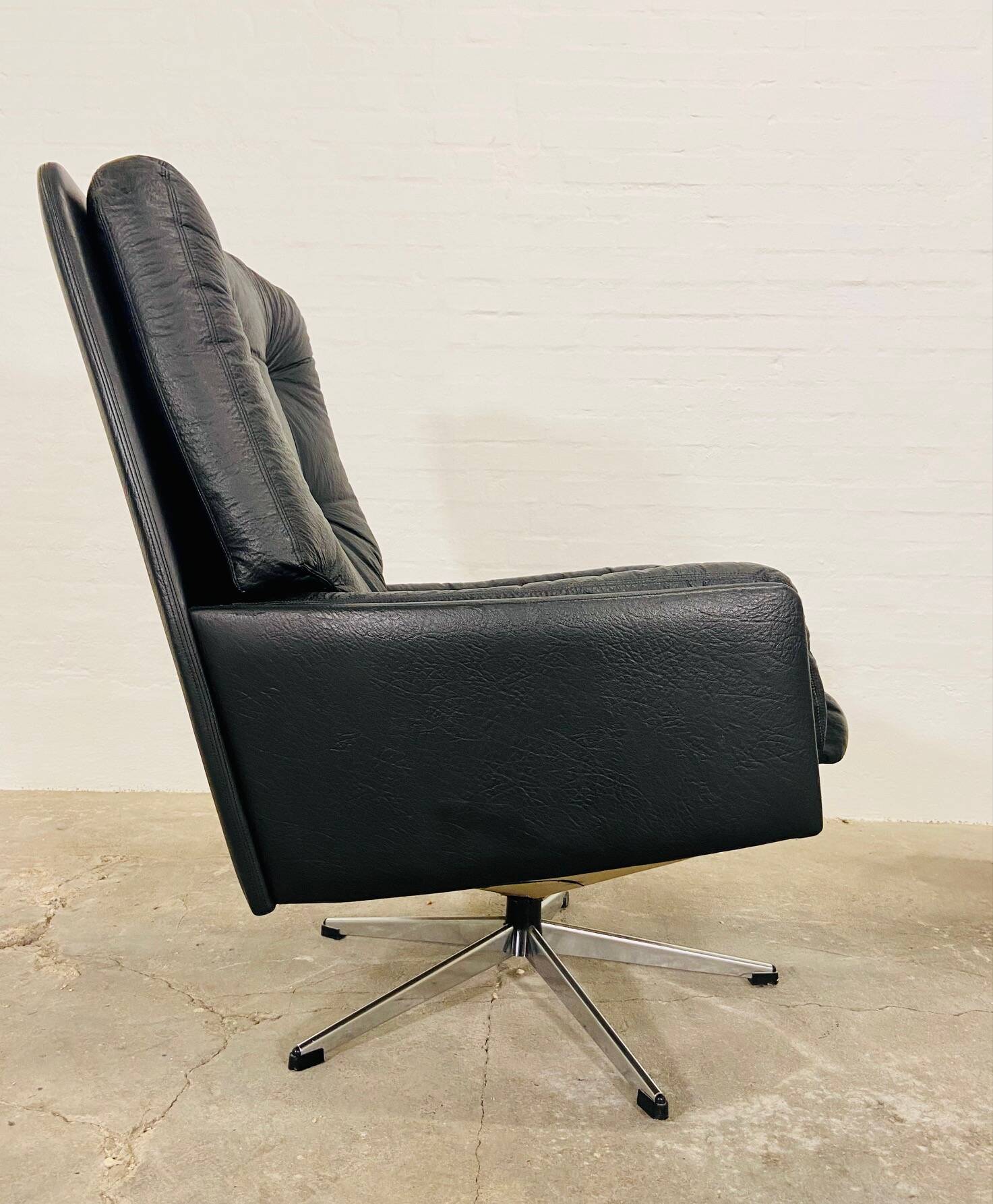VINTAGE DANISH MID-CENTURY SVEND SKIPPER SWIVEL CHAIR IN BLACK LEATHER