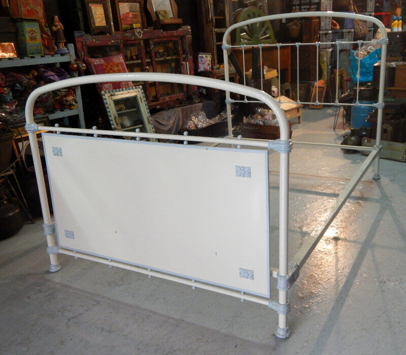 Old painted metal bed 120x190cm
