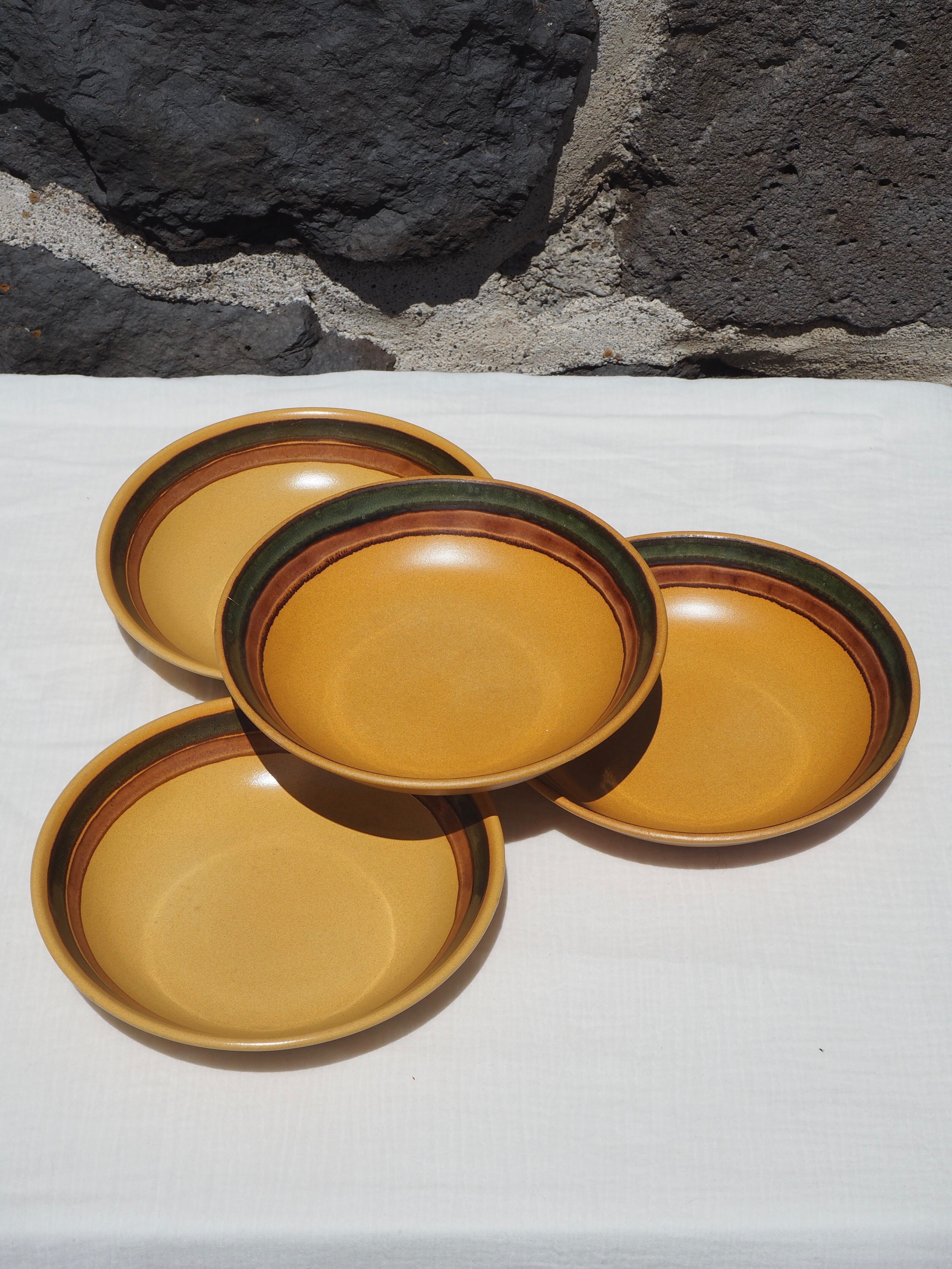 Set of 4 hollow plates