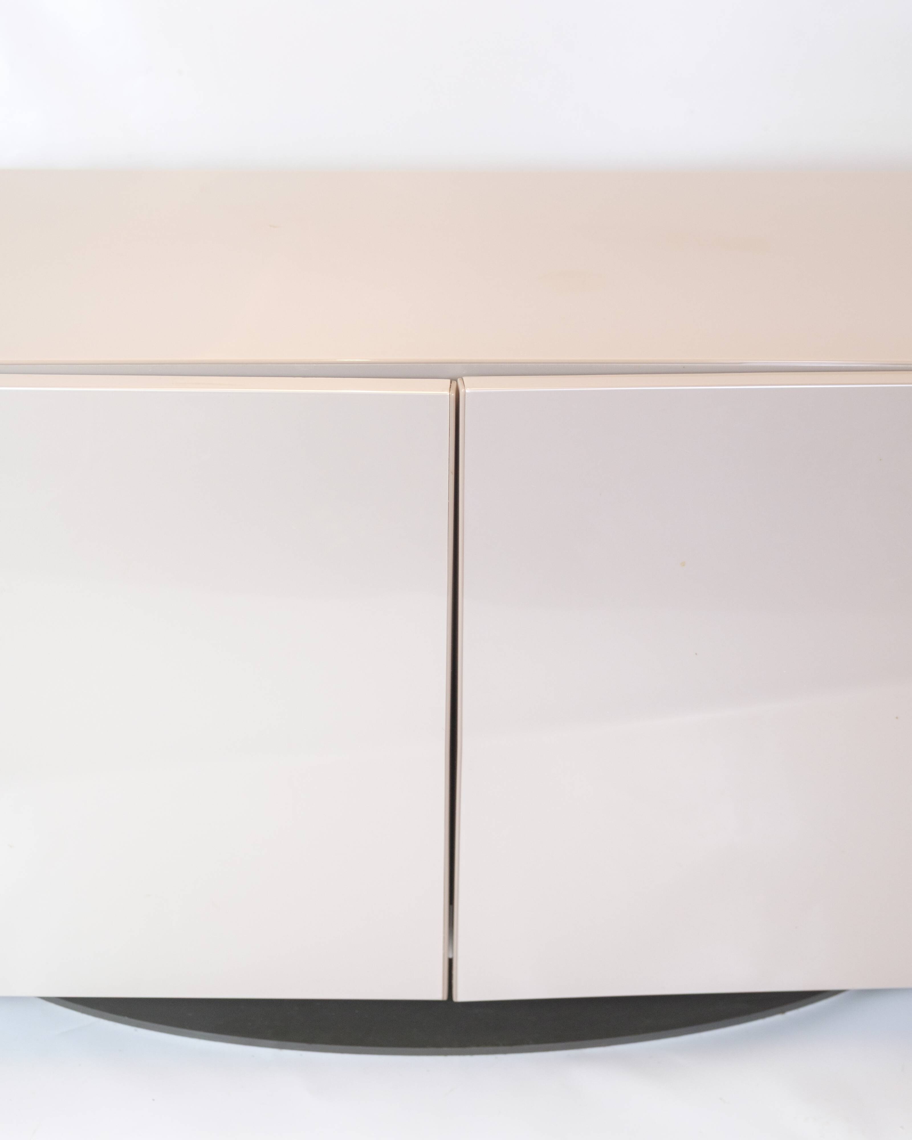 Buffet Speed Up Gris Brillant de Sacha Lakic pour Roche Bobois