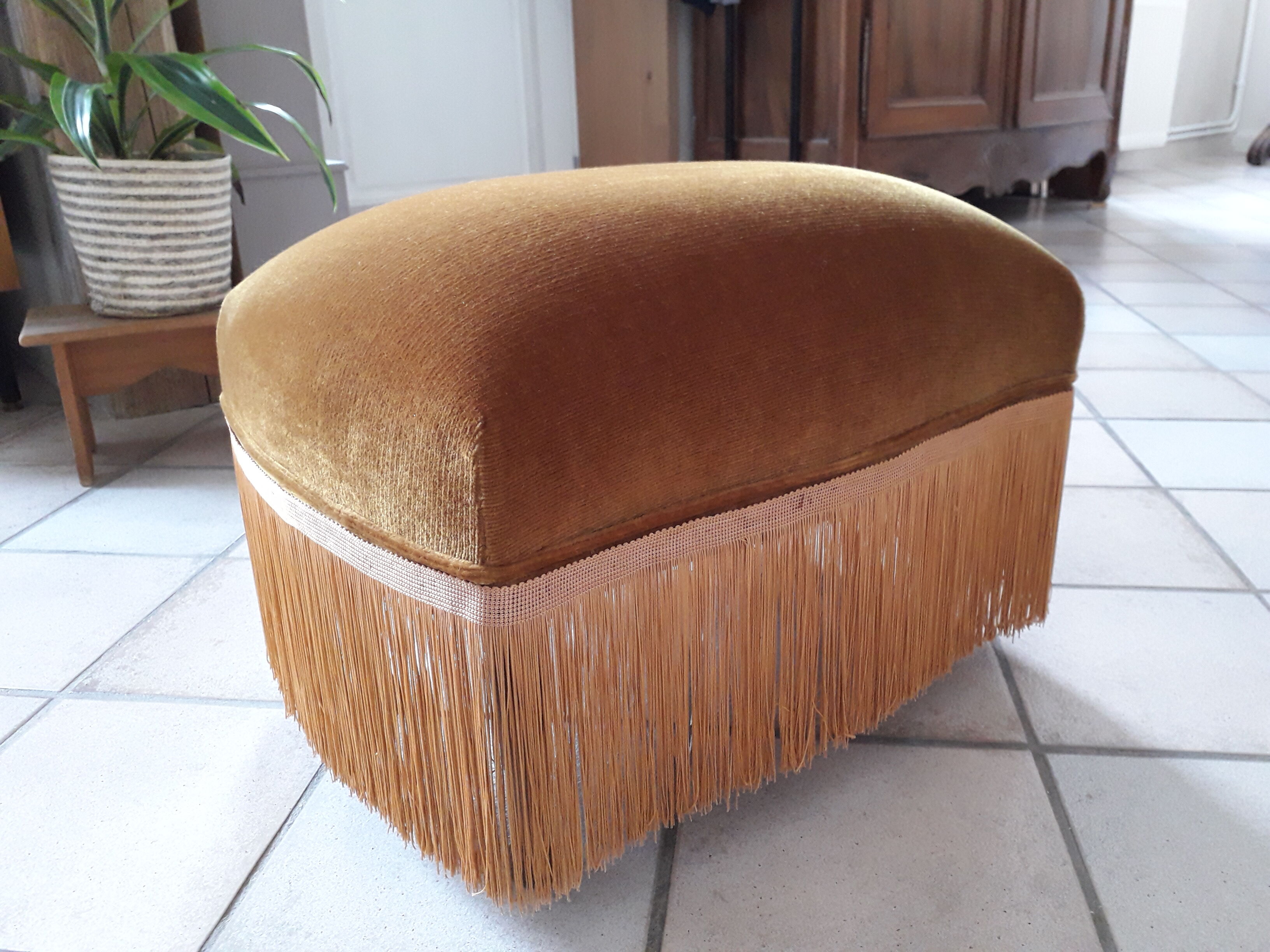 Yellow gold velvet pouf