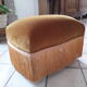 Pouf en velours jaune or