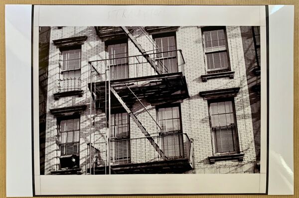 Photo New York 1953 – Escaliers de secours & femme à la fenêtre