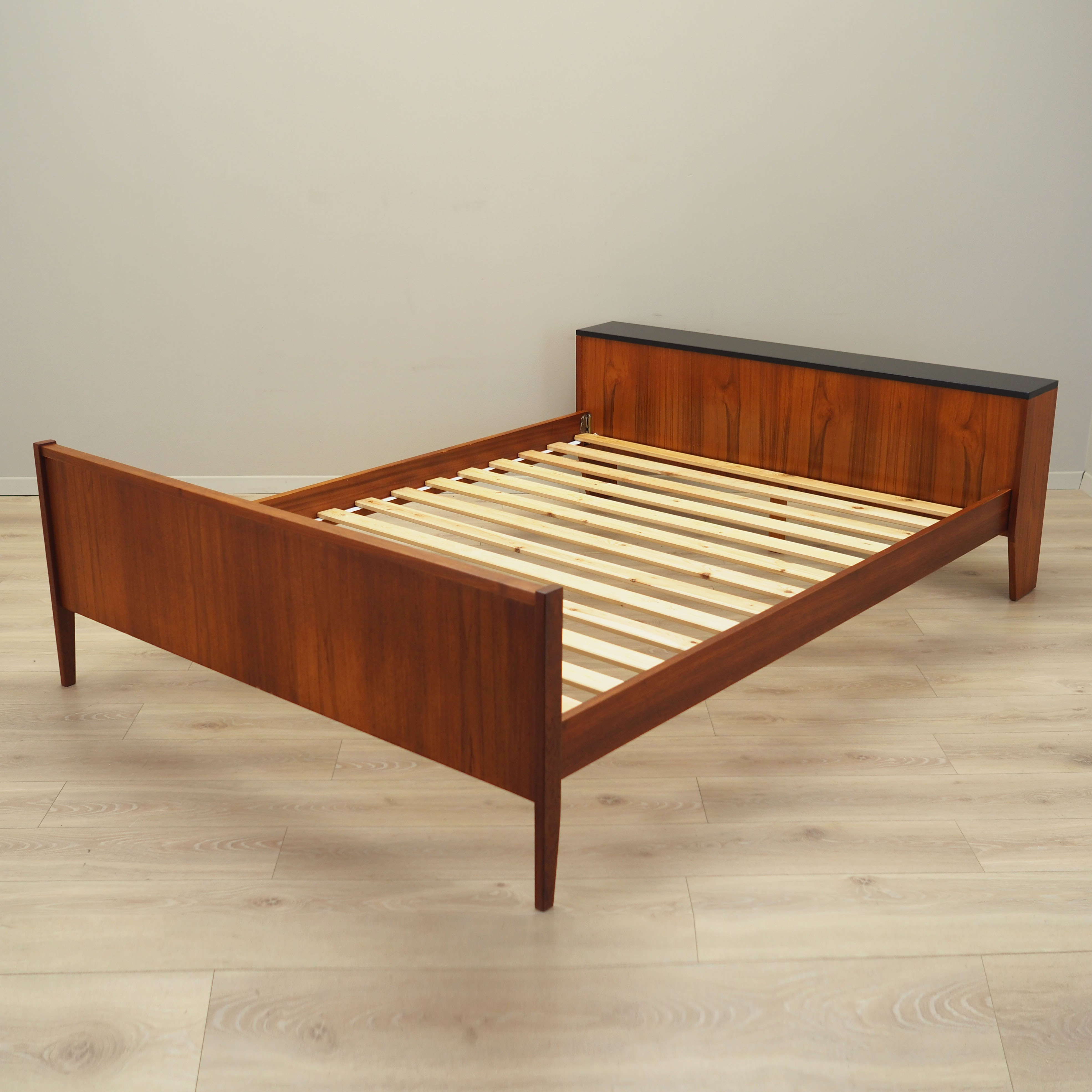 Lit en palissandre, design danois, années 1970, production: Danemark