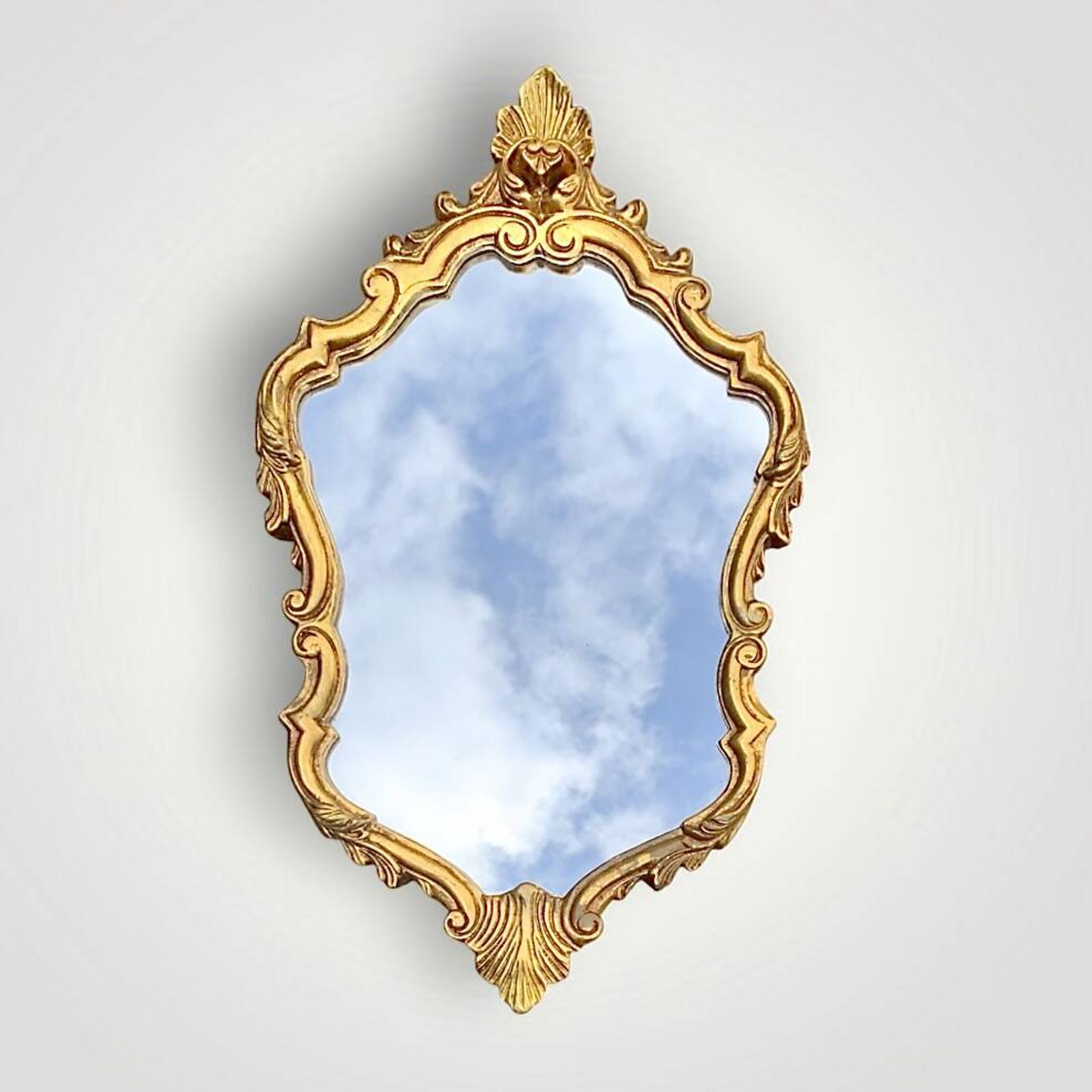 Miroir style Rocaille en plâtre doré, vers 1950