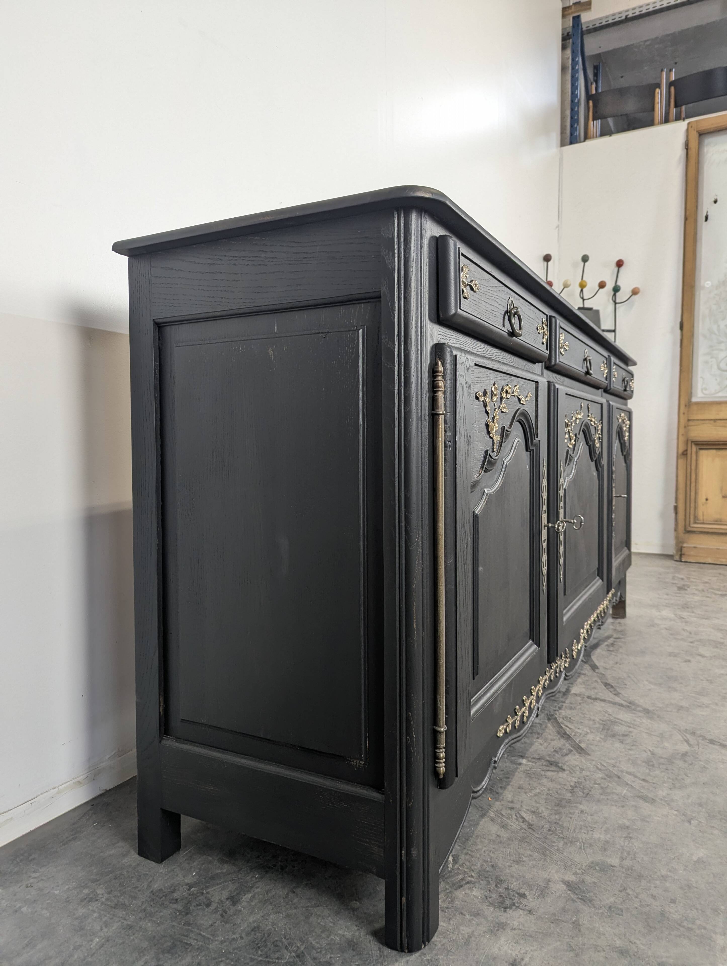 Enfilade rustique réchampie noir et or