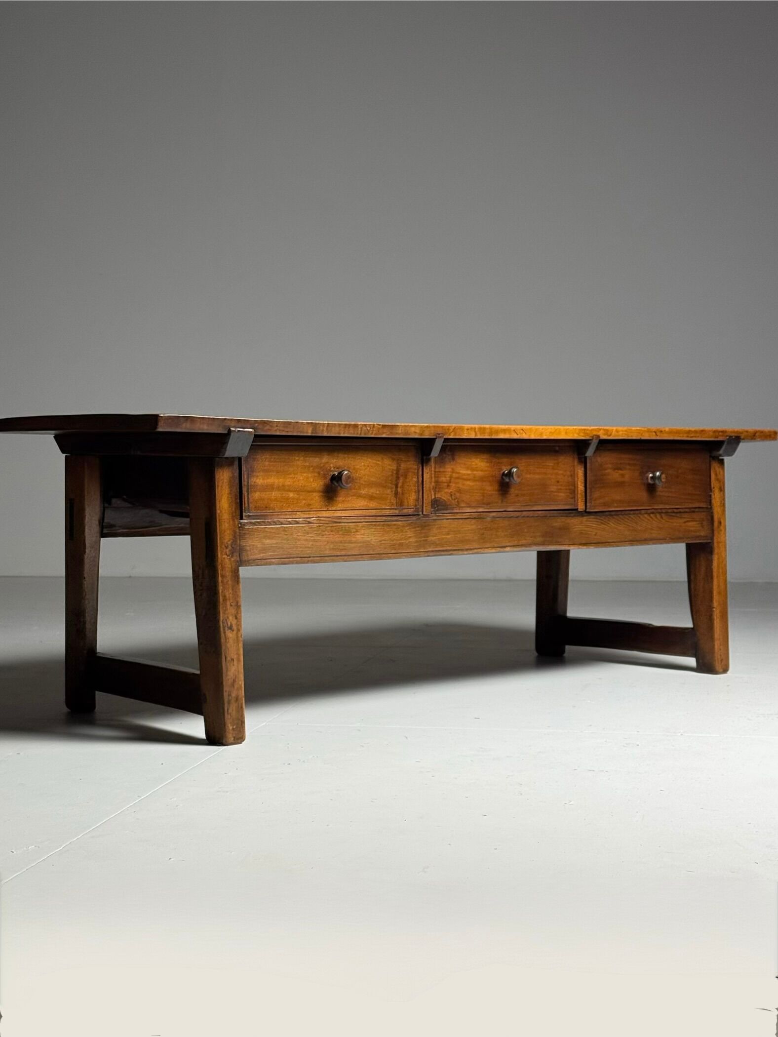 Table basse espagnole du 19ème siècle