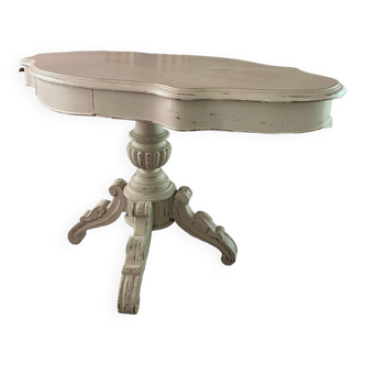 Oval violin table